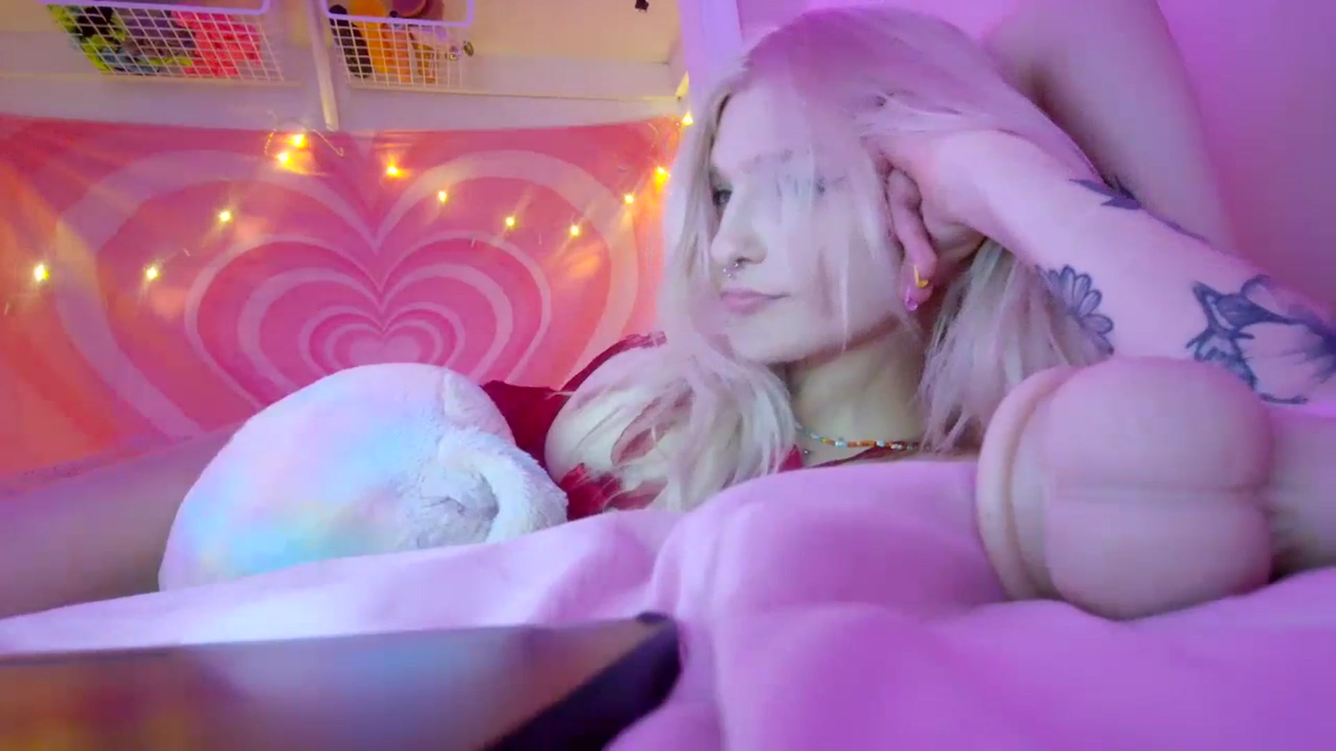 Gallery image thumbnail from DuckChan0's myfreecams stream on, 07/19/2023, 18:01 image 18 of 20