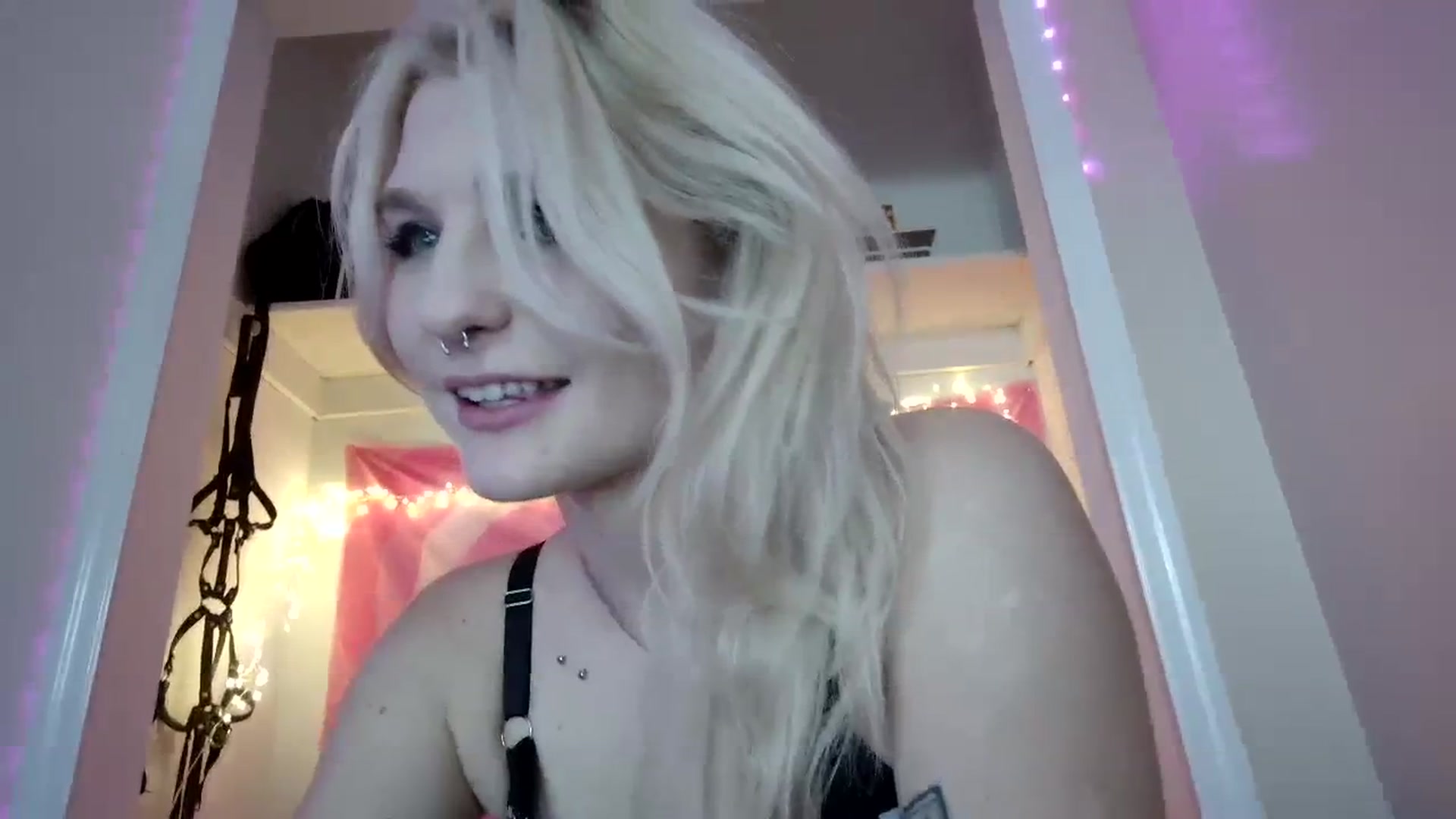 Gallery image thumbnail from DuckChan0's myfreecams stream on, 07/31/2023, 17:06 image 18 of 20