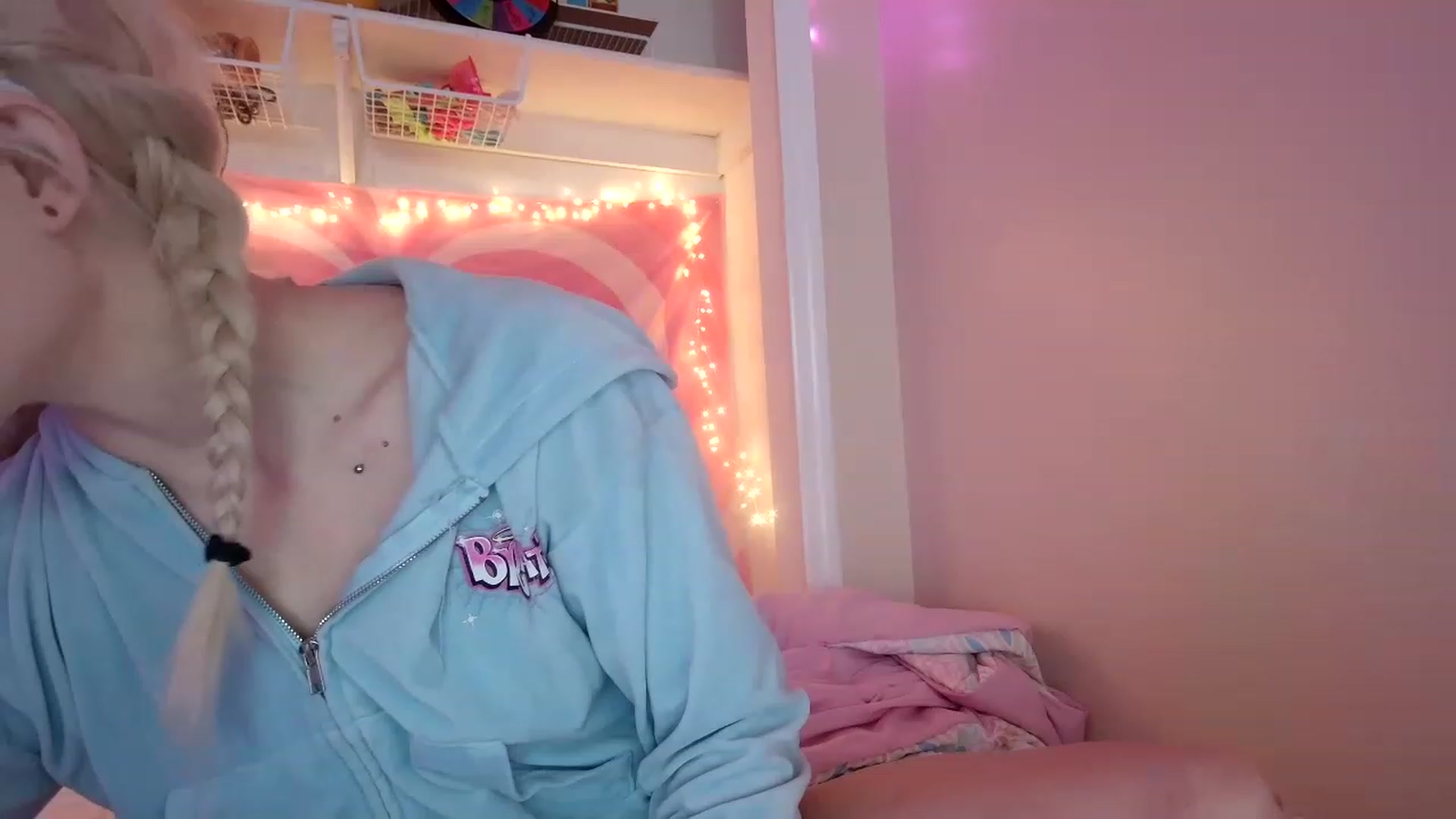 Gallery image thumbnail from DuckChan0's myfreecams stream on, 08/03/2023, 17:31 image 14 of 20