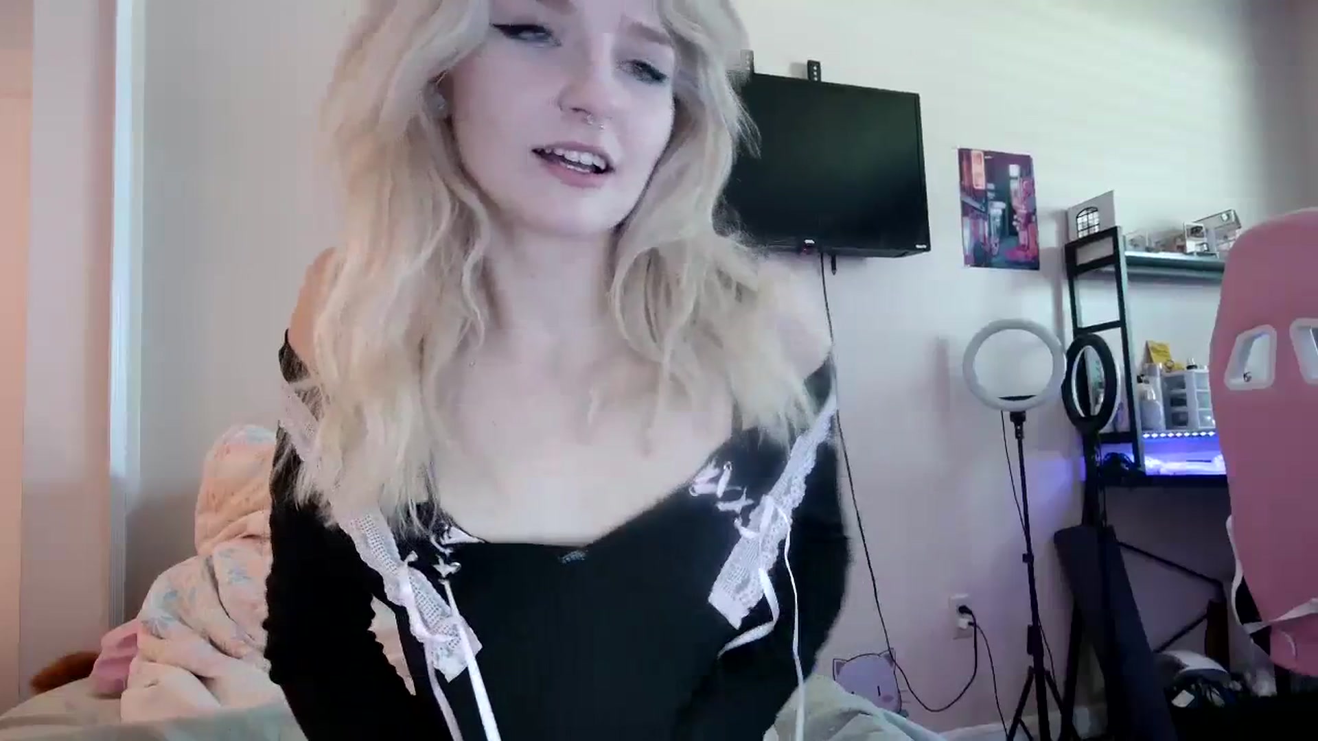 Gallery image thumbnail from DuckChan0's myfreecams stream on, 08/25/2023, 23:07 image 4 of 20