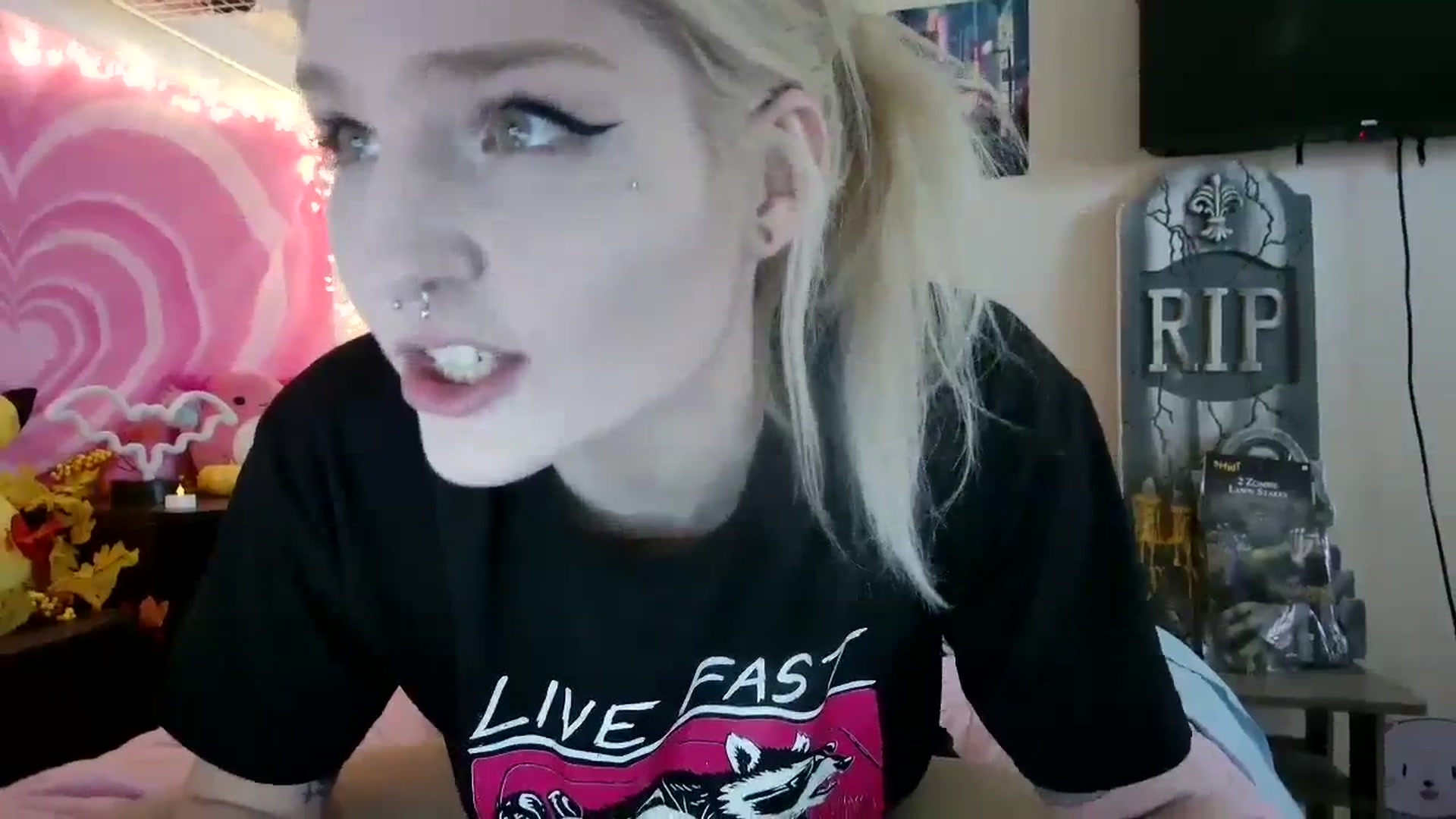 Gallery image thumbnail from DuckChan0's myfreecams stream on, 09/20/2023, 16:27 image 4 of 20