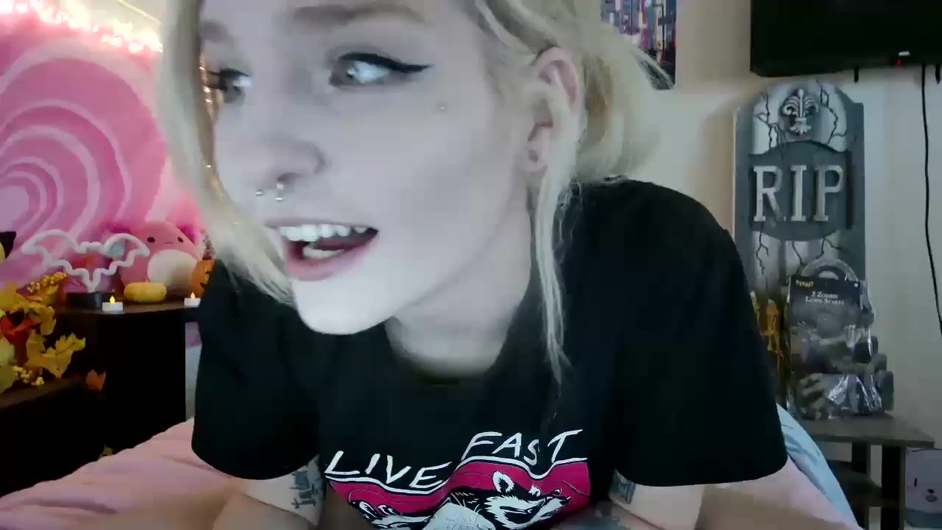Gallery image thumbnail from DuckChan0's myfreecams stream on, 09/20/2023, 16:27 image 10 of 20
