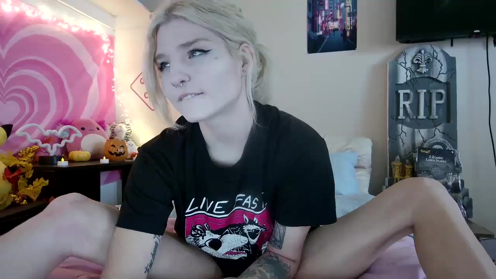 Gallery image thumbnail from DuckChan0's myfreecams stream on, 09/20/2023, 16:27 image 13 of 20