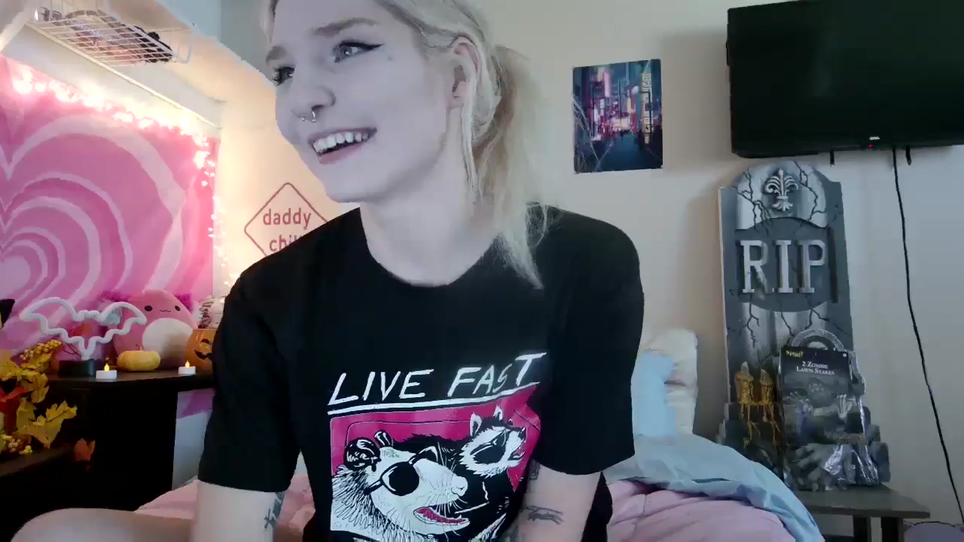 Gallery image thumbnail from DuckChan0's myfreecams stream on, 09/20/2023, 16:27 image 6 of 20
