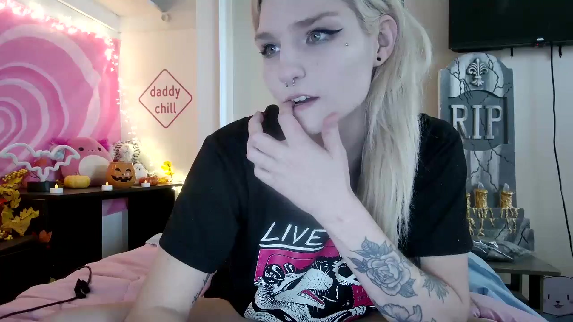 Gallery image thumbnail from DuckChan0's myfreecams stream on, 09/20/2023, 18:07 image 8 of 20