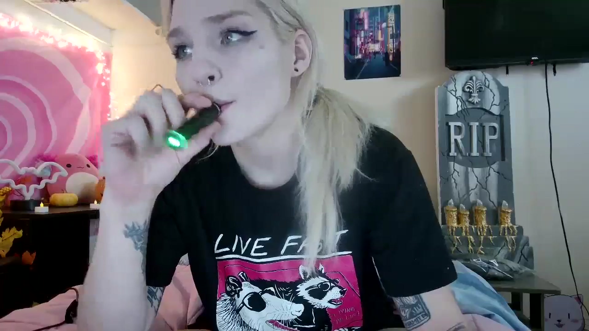 Gallery image thumbnail from DuckChan0's myfreecams stream on, 09/20/2023, 18:07 image 6 of 20