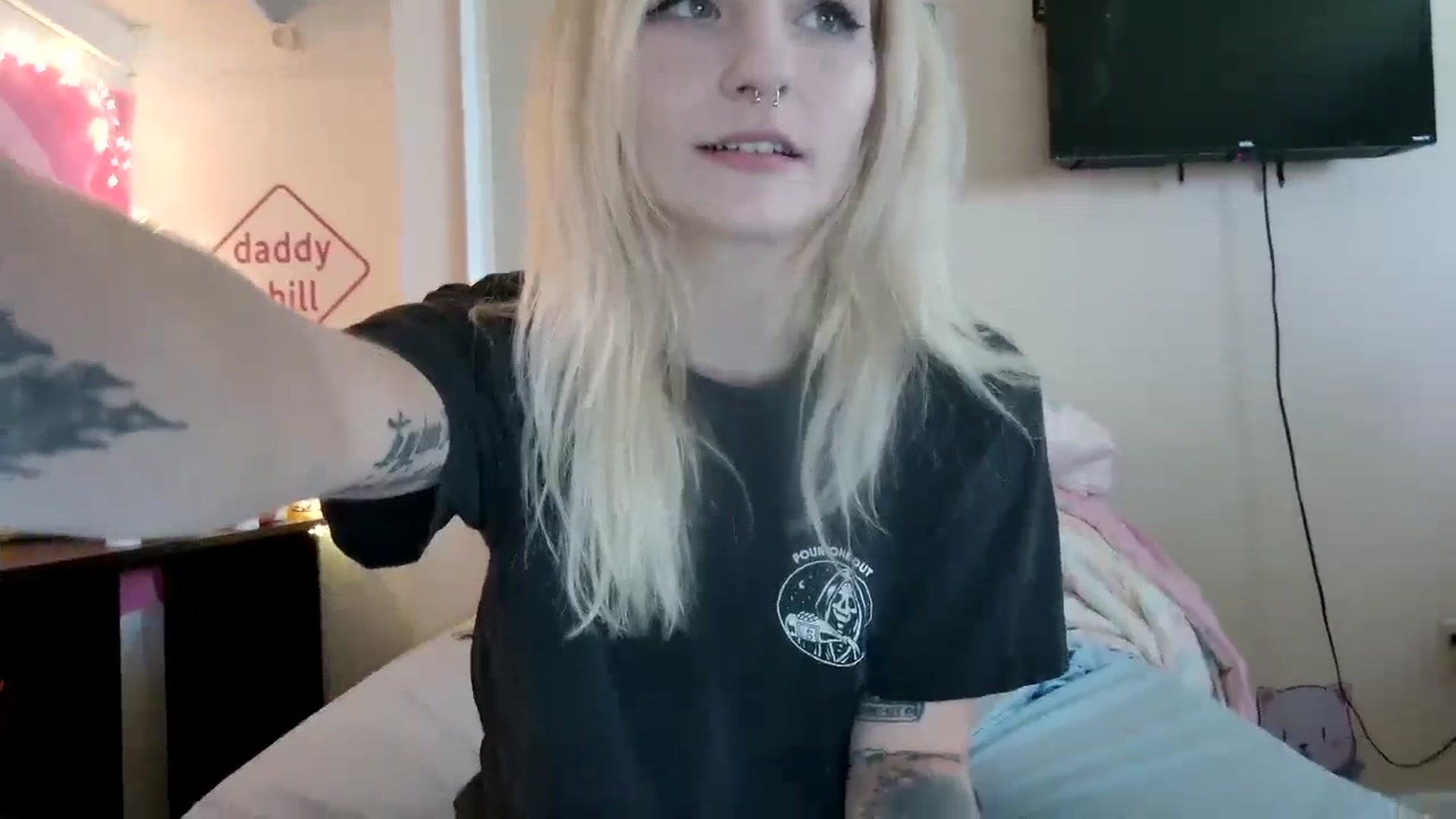 Gallery image thumbnail from DuckChan0's myfreecams stream on, 09/25/2023, 16:33 image 14 of 20