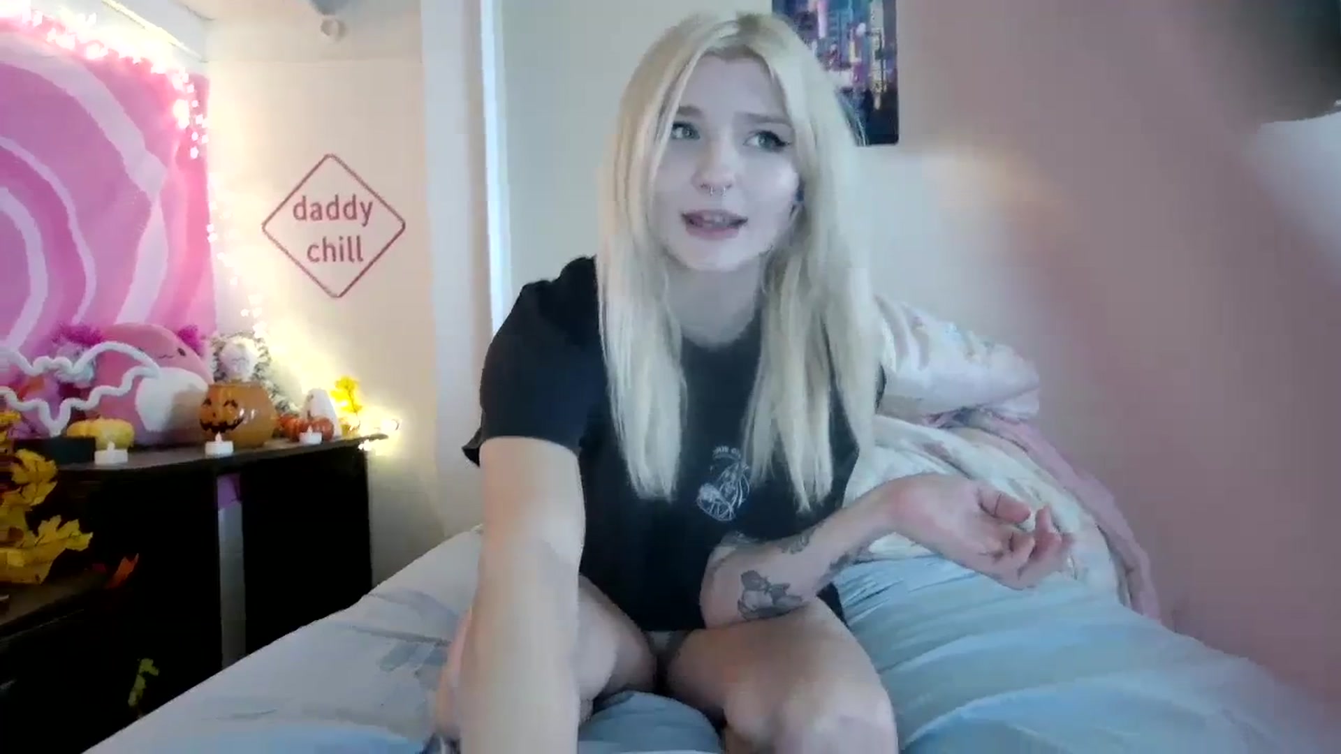 Gallery image thumbnail from DuckChan0's myfreecams stream on, 09/25/2023, 16:33 image 17 of 20