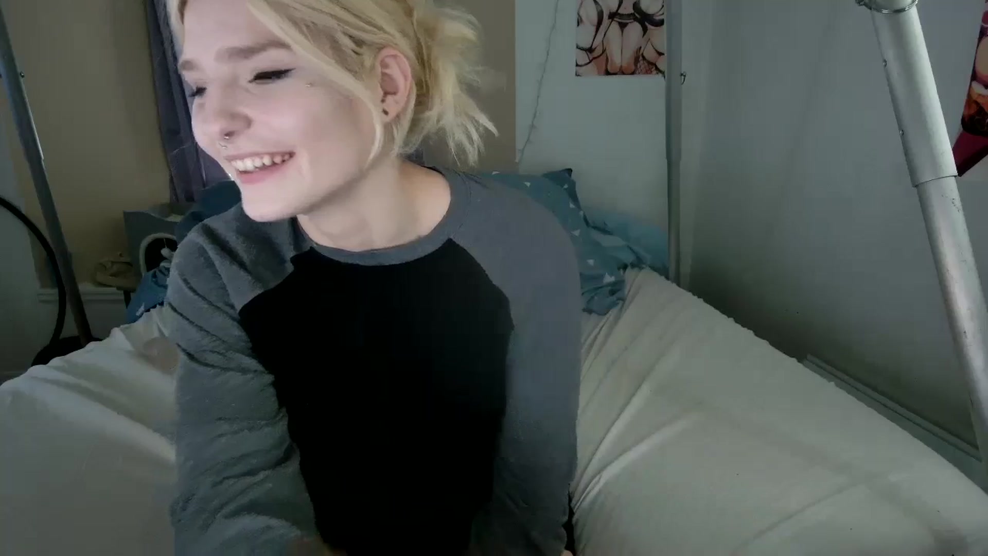 Gallery image thumbnail from DuckChan0's myfreecams stream on, 10/06/2023, 17:20 image 8 of 20
