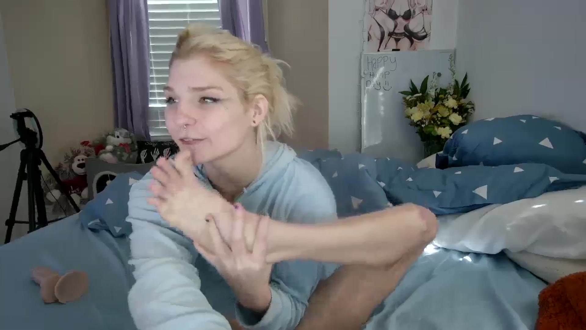 Gallery image thumbnail from DuckChan0's myfreecams stream on, 10/18/2023, 16:48 image 16 of 20