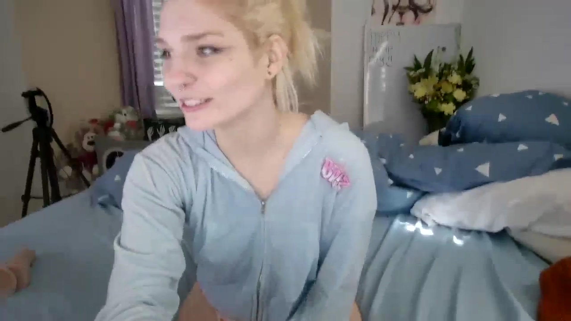 Gallery image thumbnail from DuckChan0's myfreecams stream on, 10/18/2023, 16:48 image 6 of 20