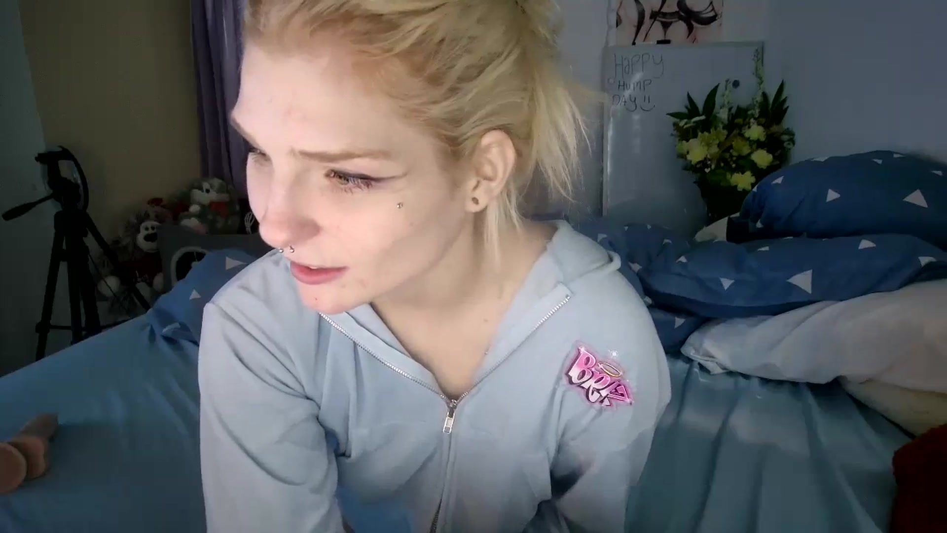 Gallery image thumbnail from DuckChan0's myfreecams stream on, 10/18/2023, 16:48 image 9 of 20