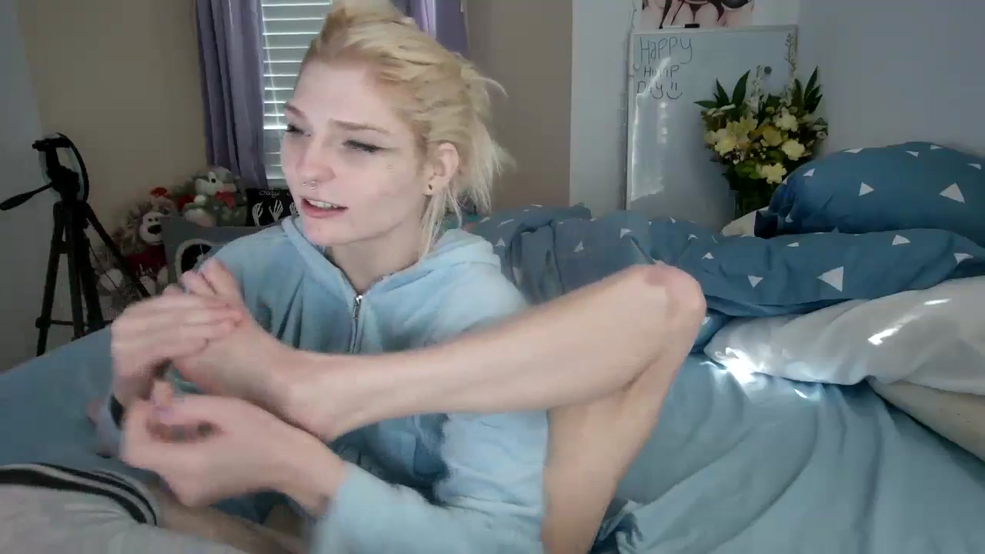 Gallery image thumbnail from DuckChan0's myfreecams stream on, 10/18/2023, 16:48 image 17 of 20