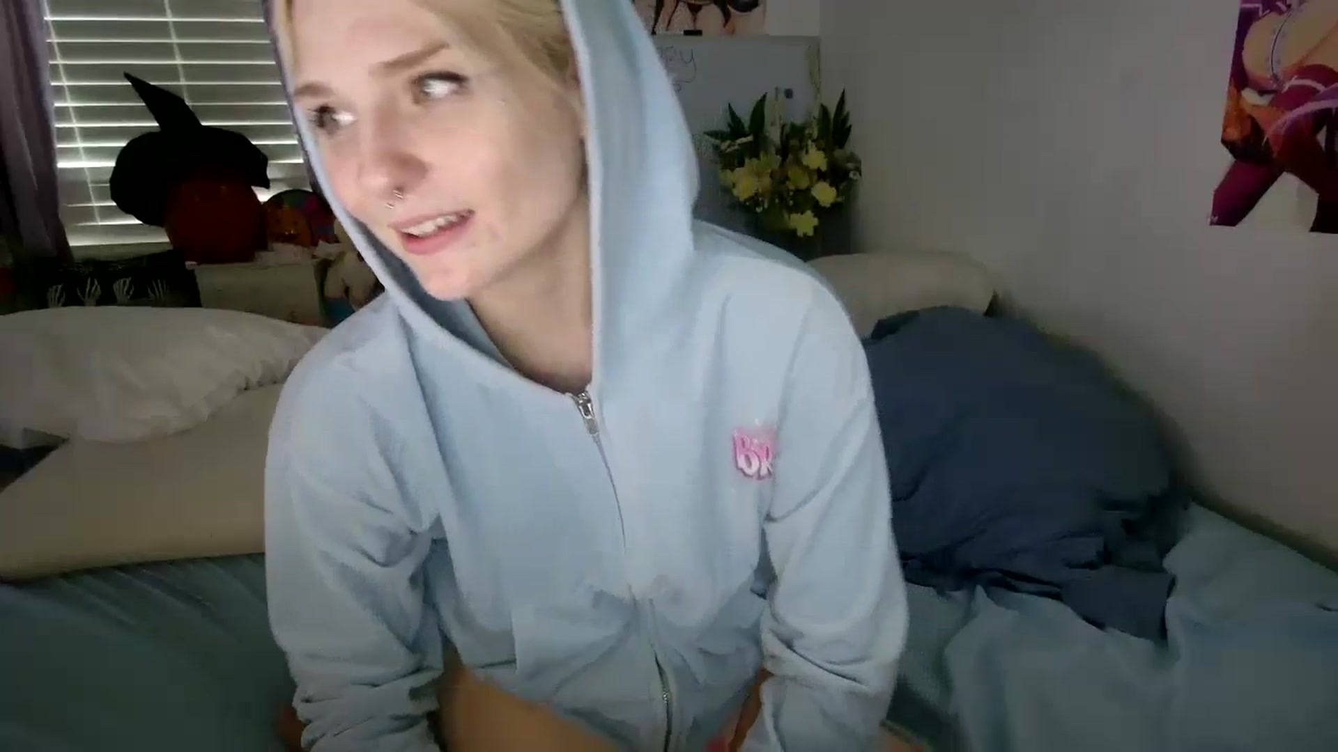 Gallery image thumbnail from DuckChan0's myfreecams stream on, 10/18/2023, 18:25 image 16 of 20