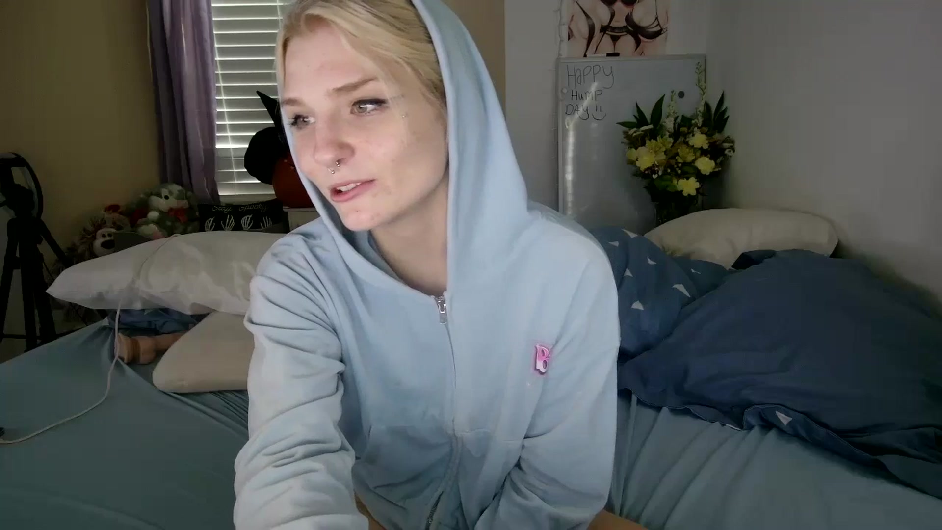 Gallery image thumbnail from DuckChan0's myfreecams stream on, 10/18/2023, 18:25 image 15 of 20