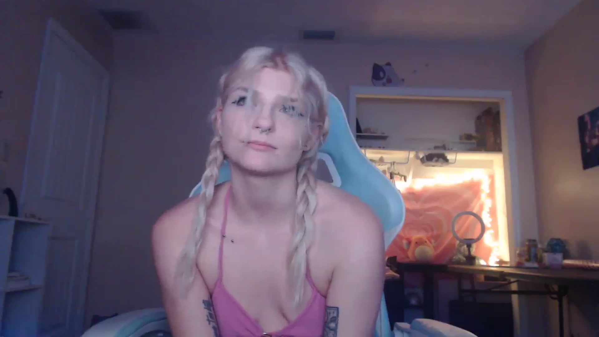 Gallery image thumbnail from DuckChan0's myfreecams stream on, 12/06/2023, 18:18 image 18 of 20