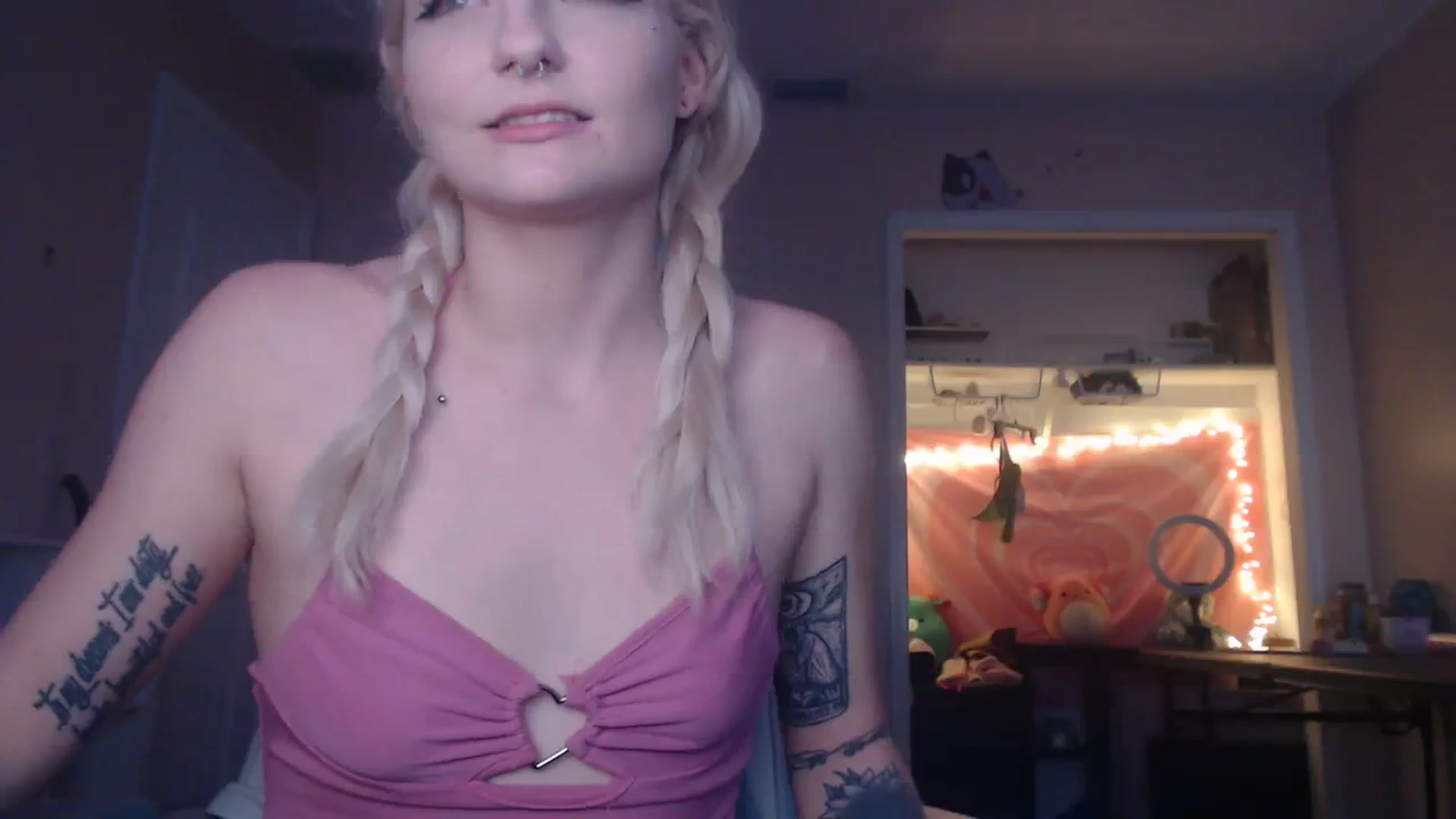 Gallery image thumbnail from DuckChan0's myfreecams stream on, 12/06/2023, 19:14 image 16 of 20