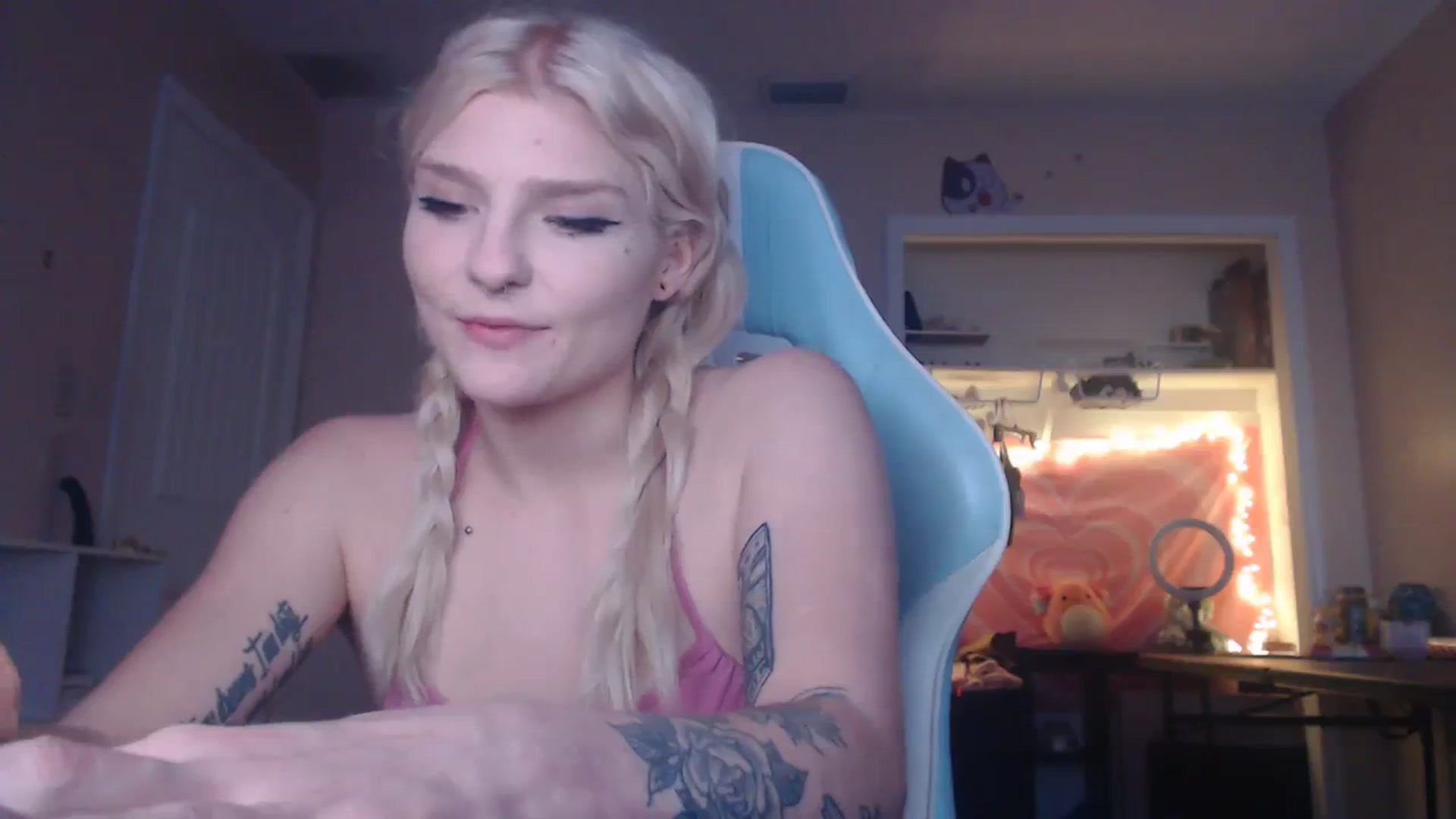 Gallery image thumbnail from DuckChan0's myfreecams stream on, 12/06/2023, 19:14 image 14 of 20