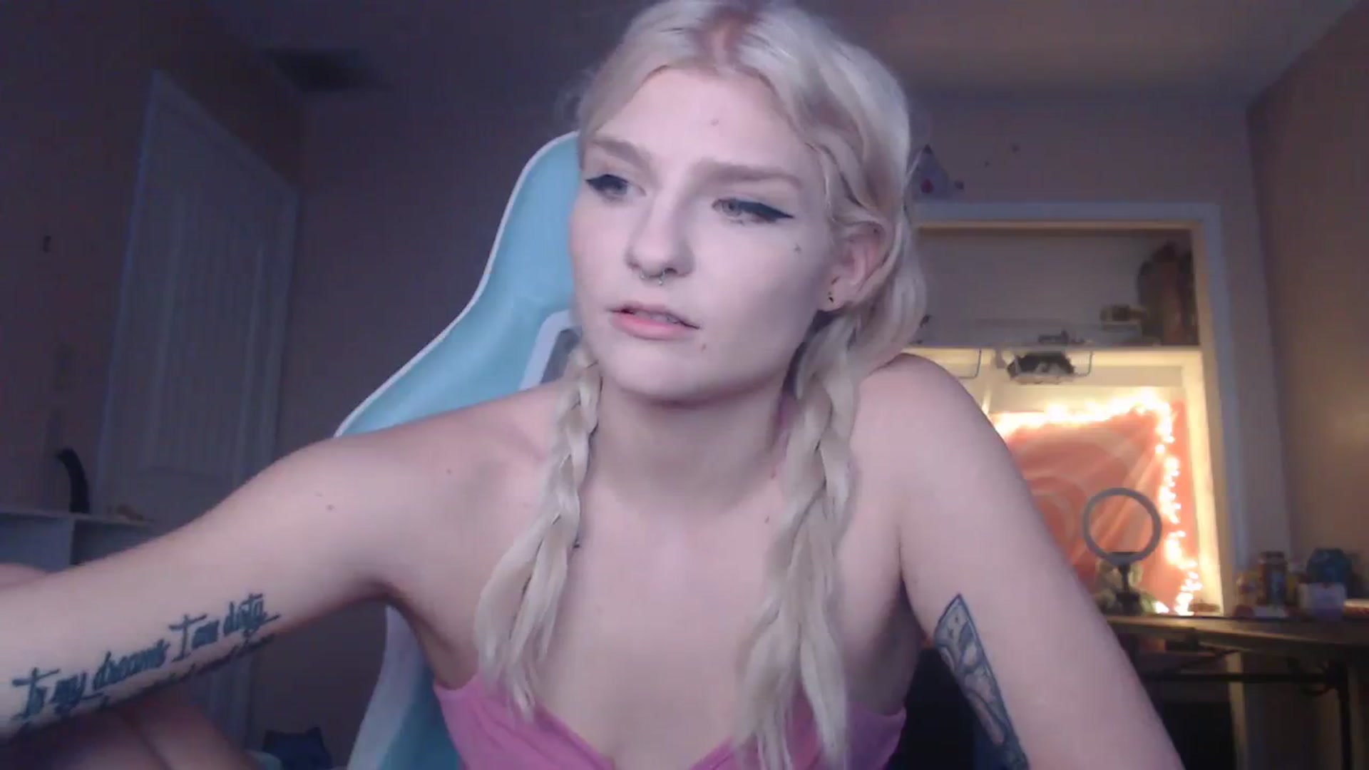 Gallery image thumbnail from DuckChan0's myfreecams stream on, 12/06/2023, 19:14 image 13 of 20