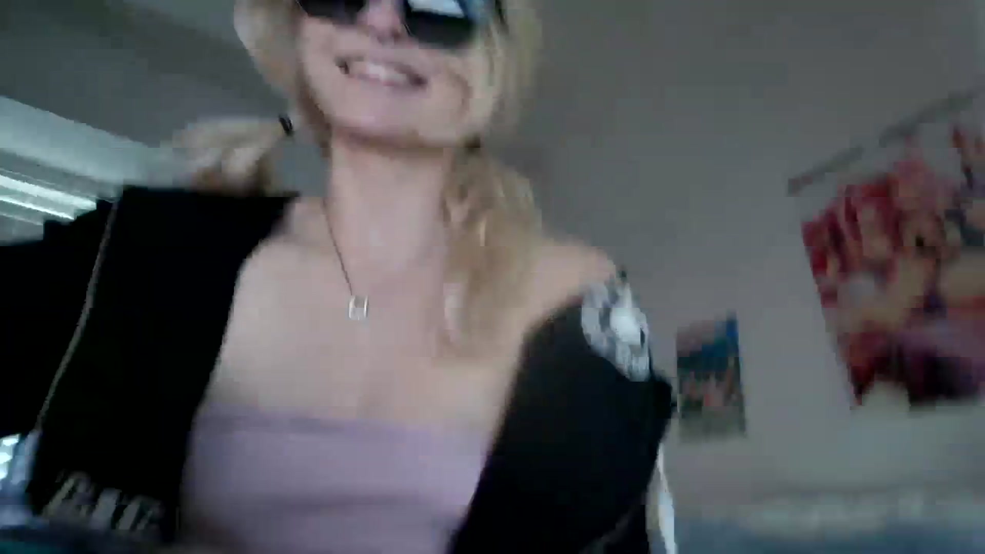 Gallery image thumbnail from DuckChan0's myfreecams stream on, 12/11/2023, 18:35 image 18 of 20