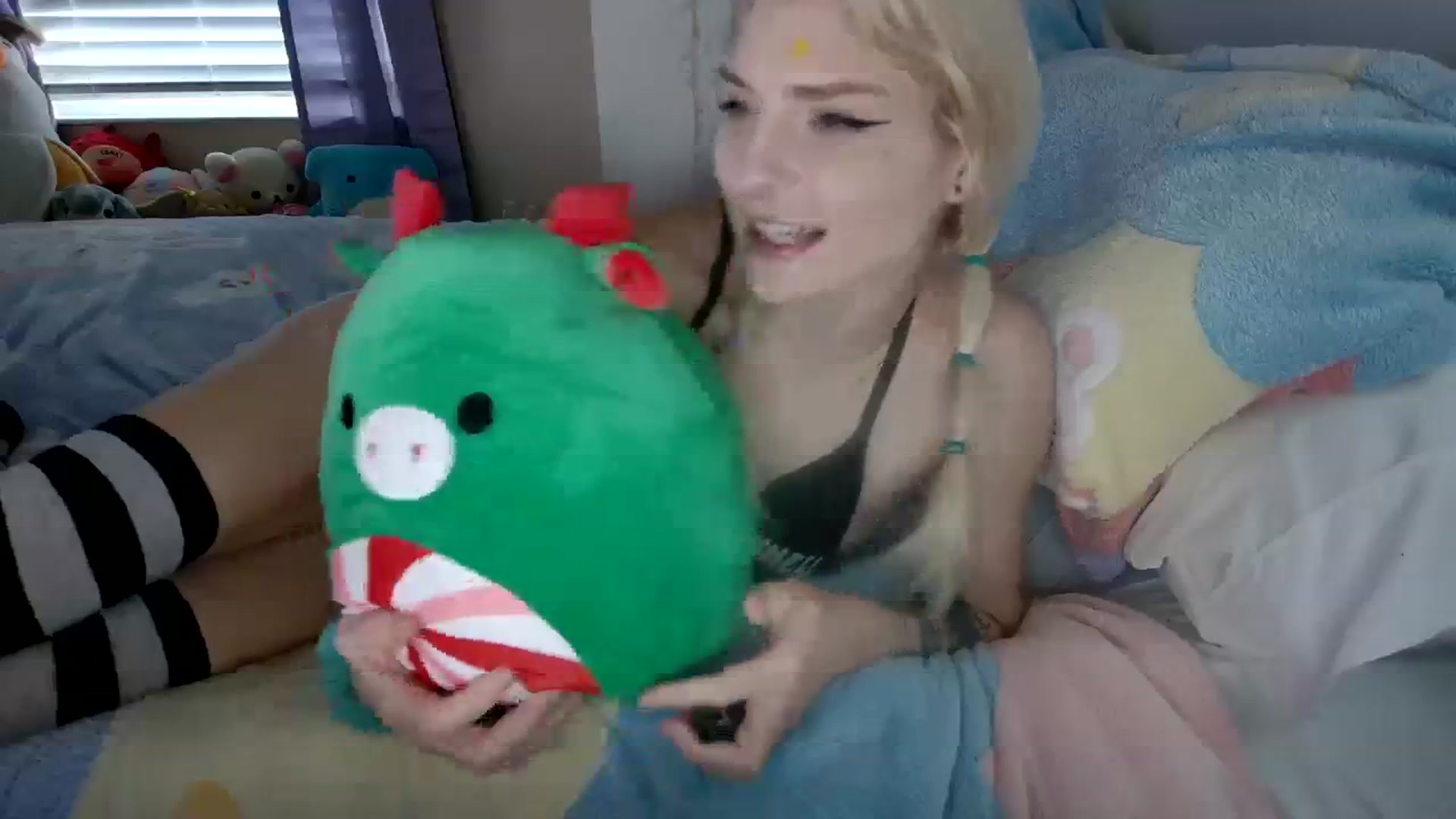 Gallery image thumbnail from DuckChan0's myfreecams stream on, 12/12/2023, 18:00 image 16 of 20