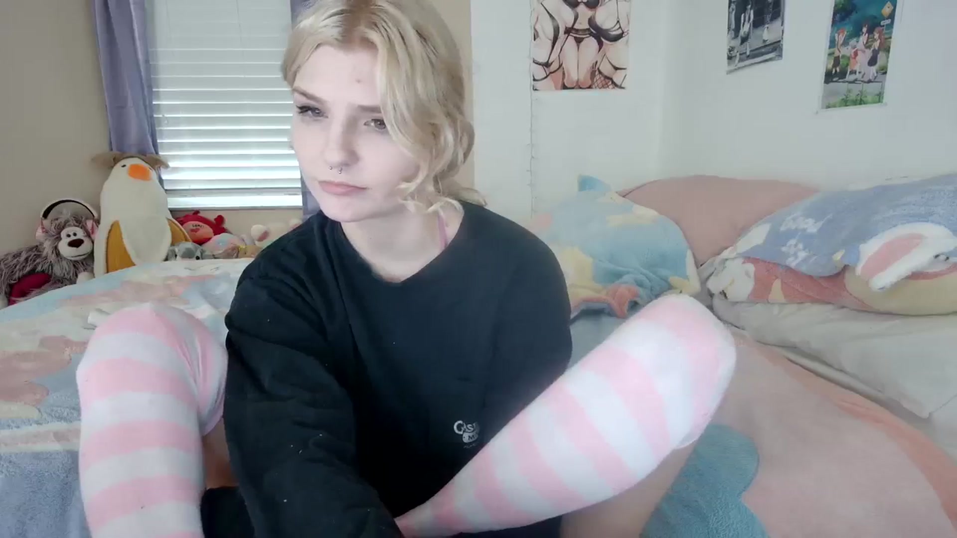 Gallery image thumbnail from DuckChan0's myfreecams stream on, 12/13/2023, 16:21 image 4 of 20