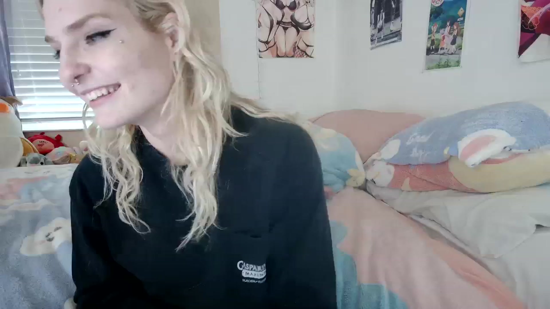 Gallery image thumbnail from DuckChan0's myfreecams stream on, 12/13/2023, 16:21 image 18 of 20