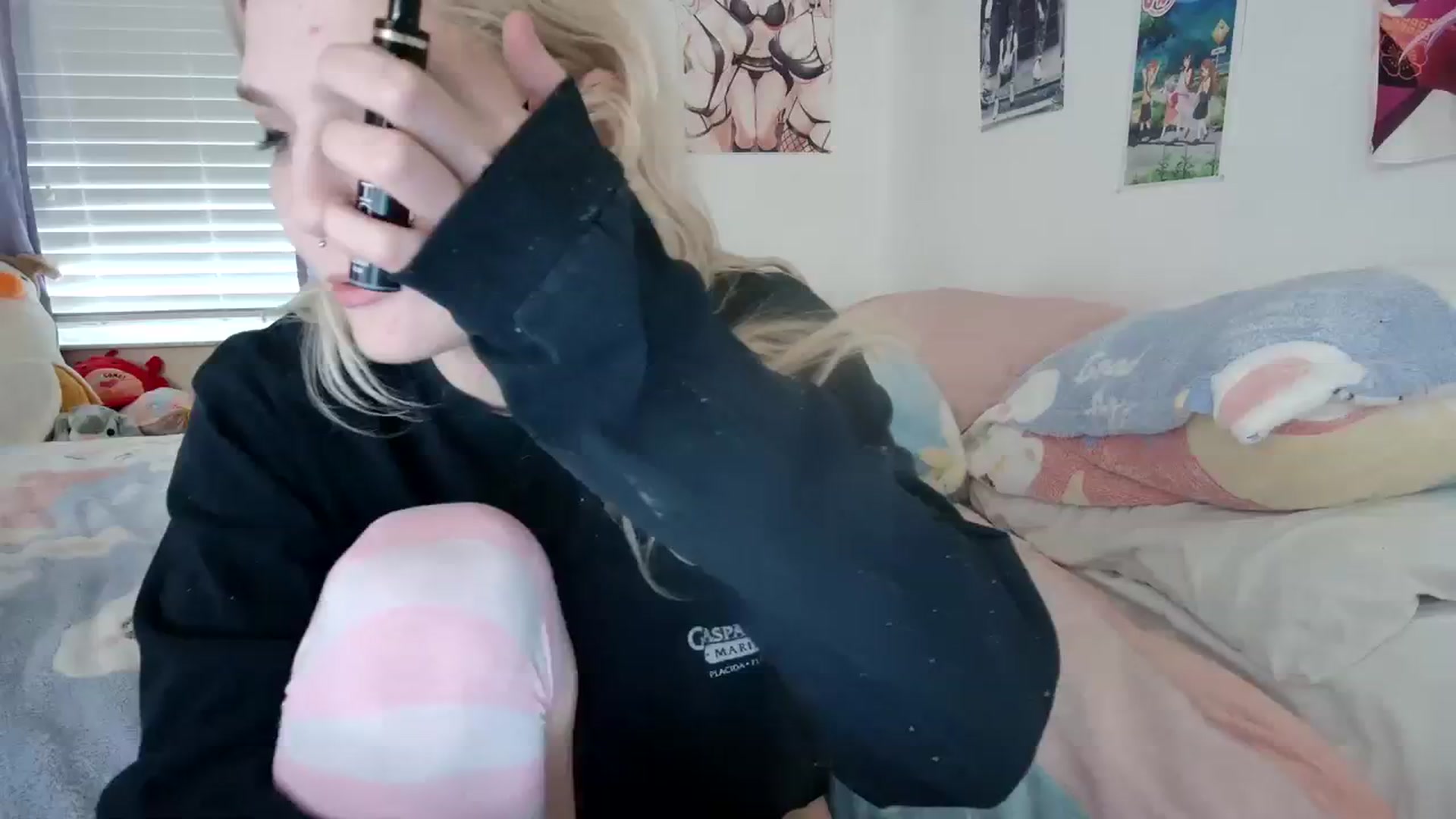 Gallery image thumbnail from DuckChan0's myfreecams stream on, 12/13/2023, 16:21 image 17 of 20