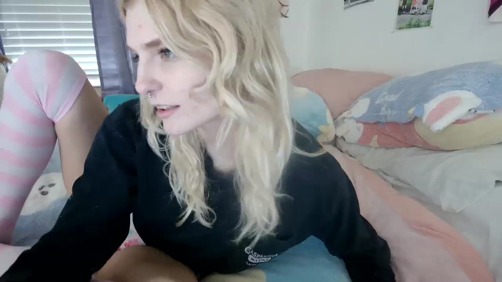Gallery image thumbnail from DuckChan0's myfreecams stream on, 12/13/2023, 16:21 image 15 of 20