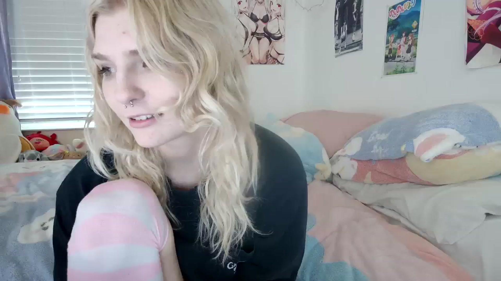Gallery image thumbnail from DuckChan0's myfreecams stream on, 12/13/2023, 16:21 image 16 of 20