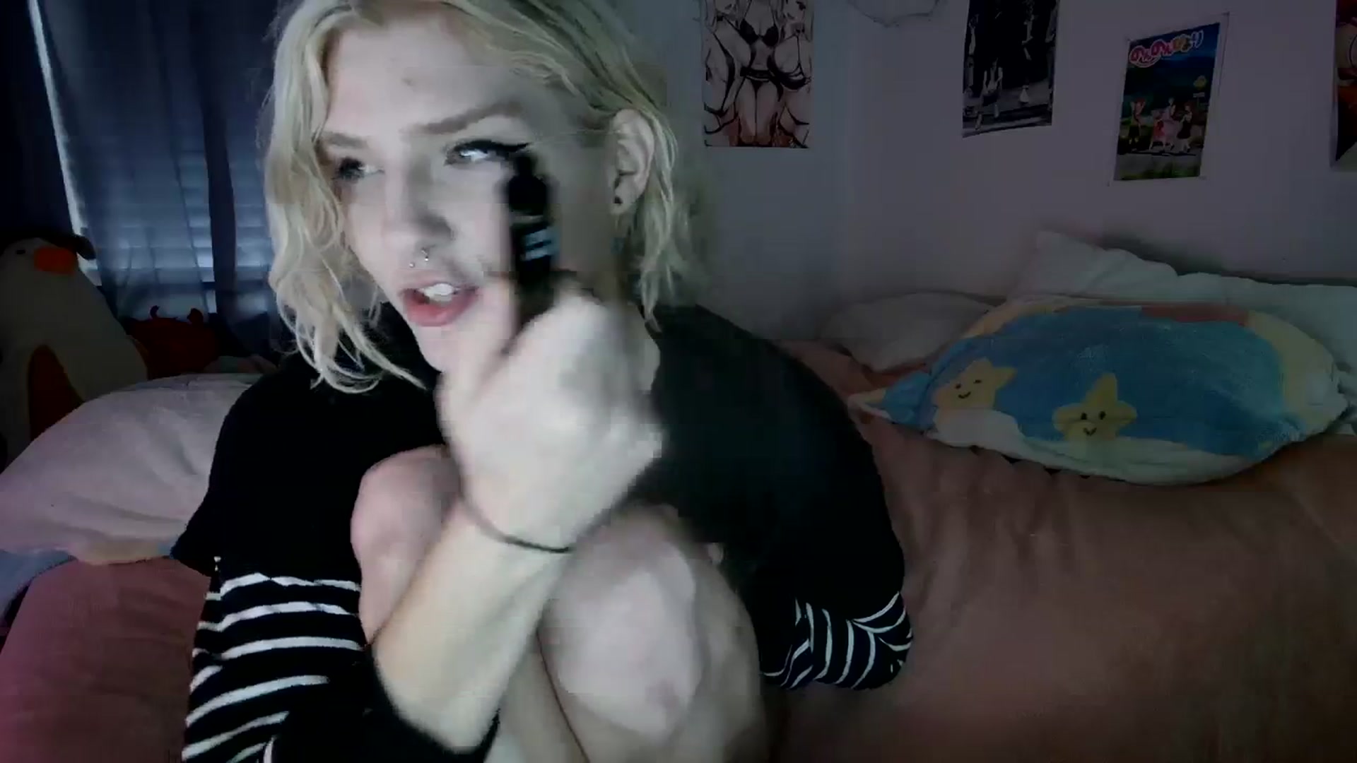 Gallery image thumbnail from DuckChan0's myfreecams stream on, 12/14/2023, 18:09 image 16 of 20