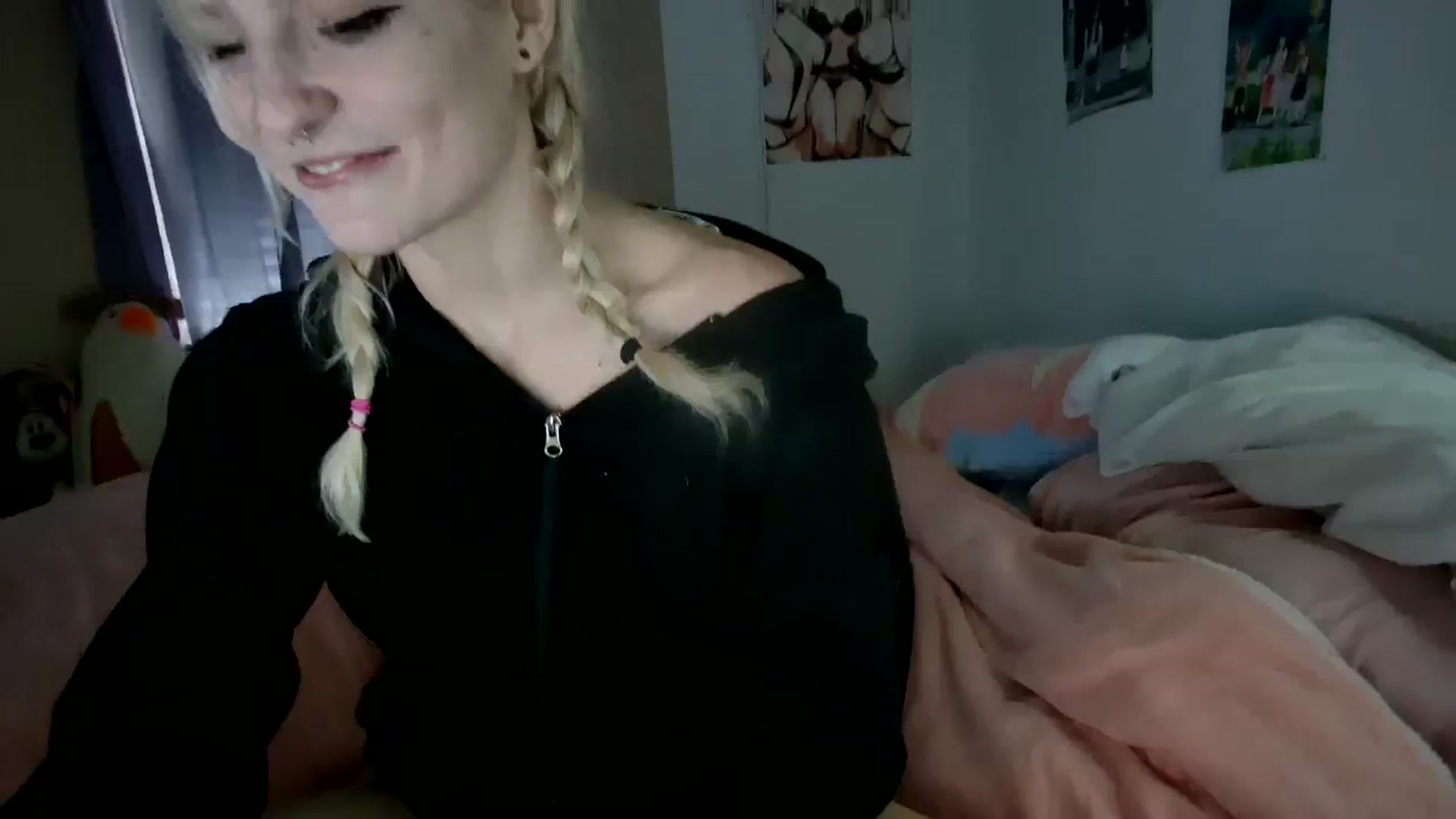 Gallery image thumbnail from DuckChan0's myfreecams stream on, 12/15/2023, 19:17 image 4 of 20