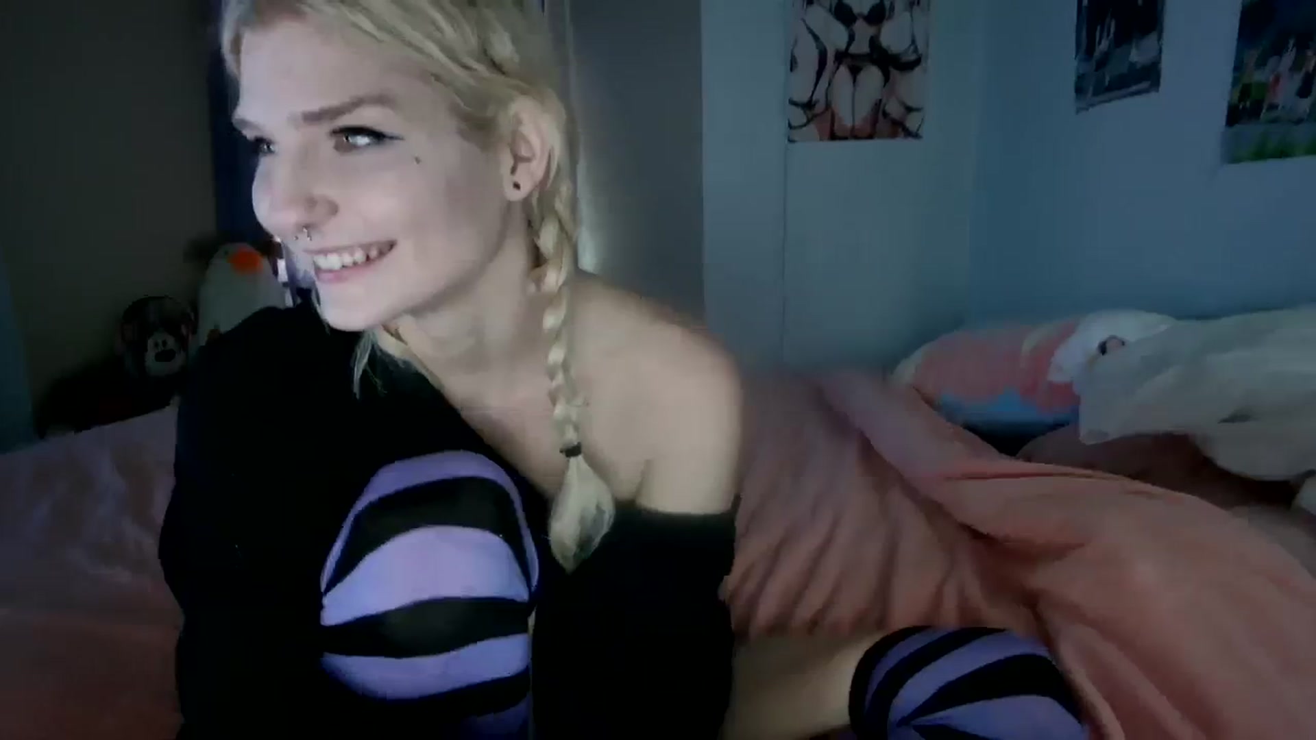 Gallery image thumbnail from DuckChan0's myfreecams stream on, 12/15/2023, 19:17 image 2 of 20