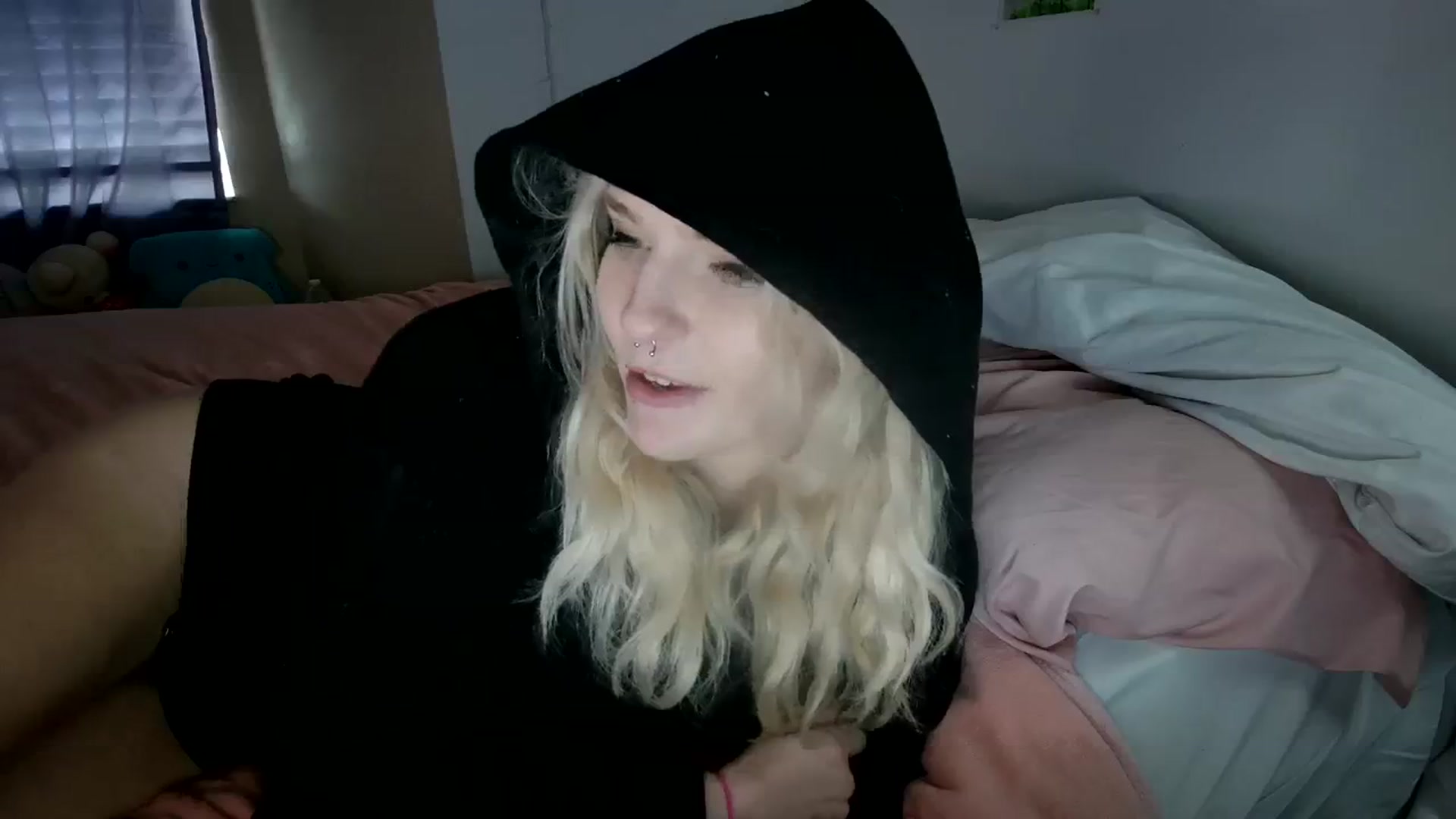 Gallery image thumbnail from DuckChan0's myfreecams stream on, 12/15/2023, 19:17 image 18 of 20