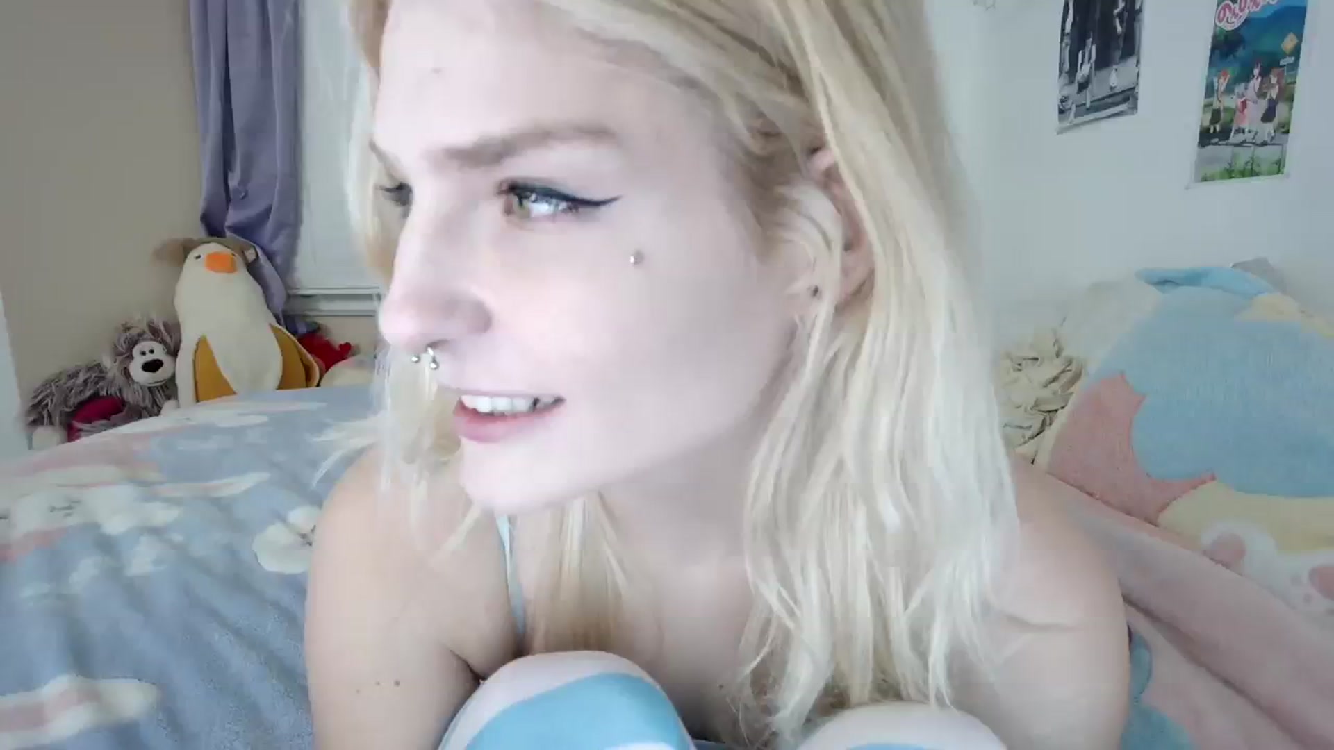 Gallery image thumbnail from DuckChan0's myfreecams stream on, 12/17/2023, 23:16 image 10 of 20