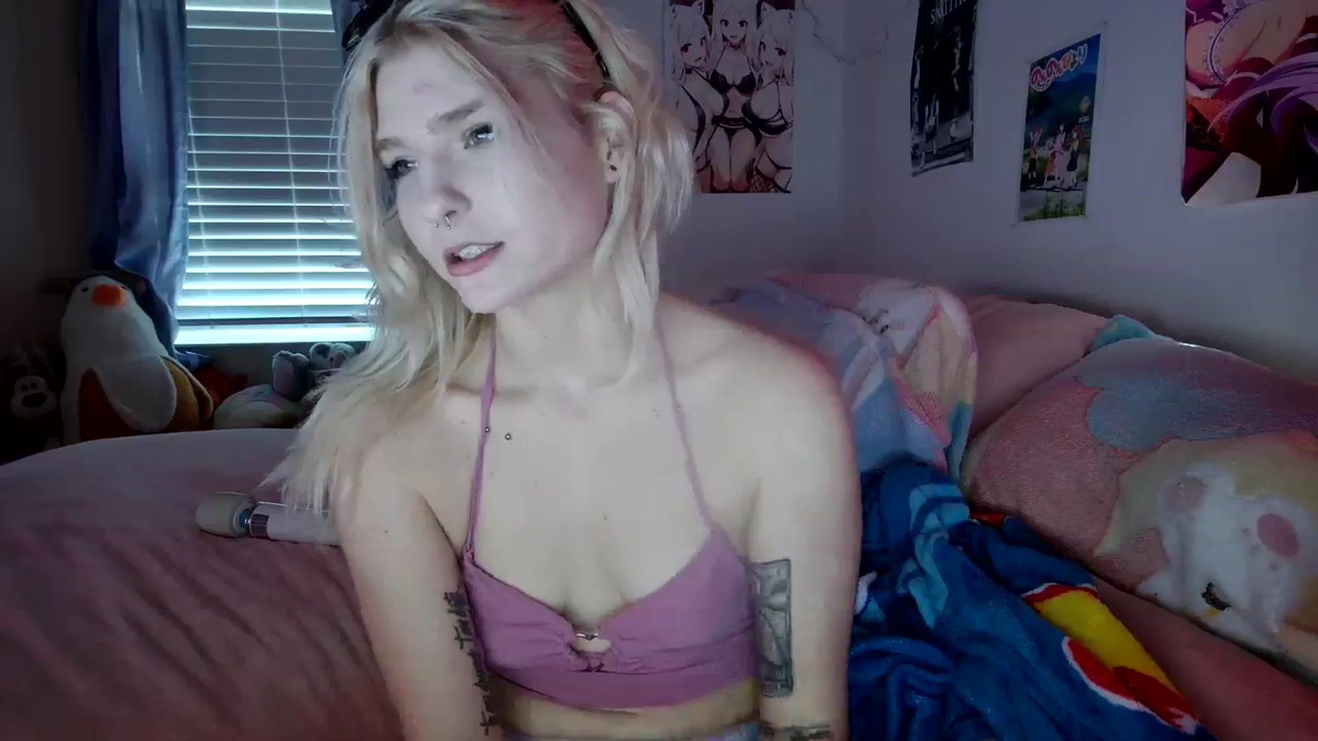 Gallery image thumbnail from DuckChan0's myfreecams stream on, 12/18/2023, 17:09 image 18 of 20
