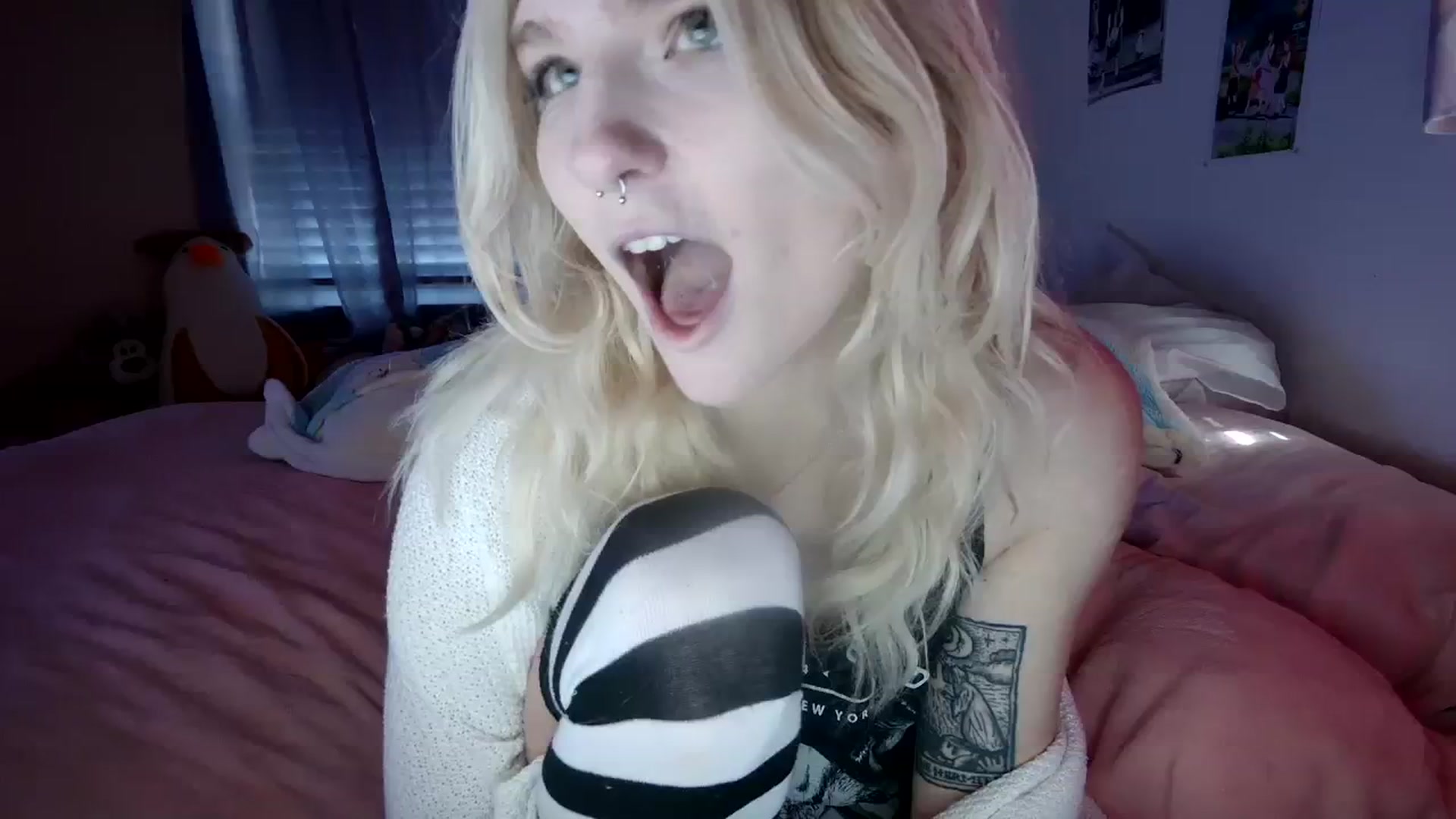 Gallery image thumbnail from DuckChan0's myfreecams stream on, 12/19/2023, 17:39 image 10 of 20