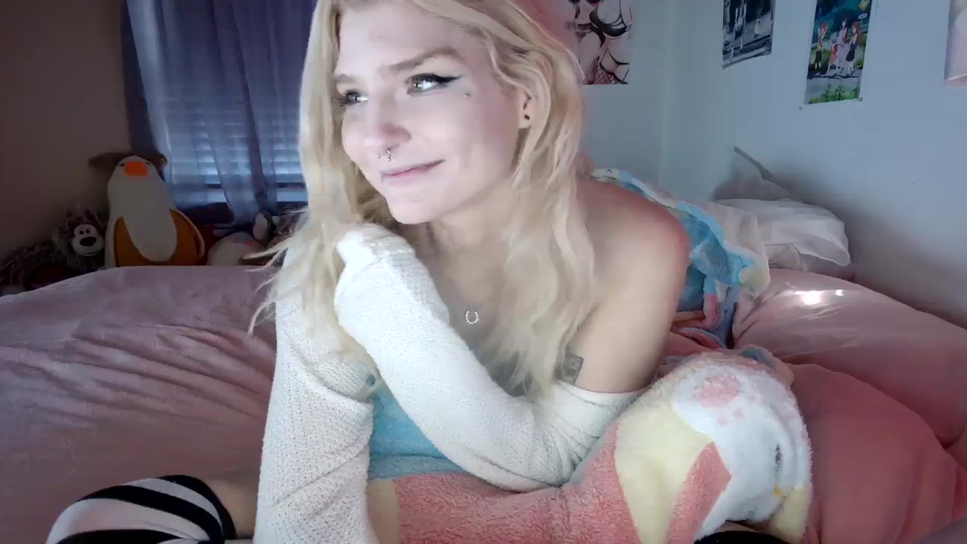 Gallery image thumbnail from DuckChan0's myfreecams stream on, 12/19/2023, 17:39 image 3 of 20