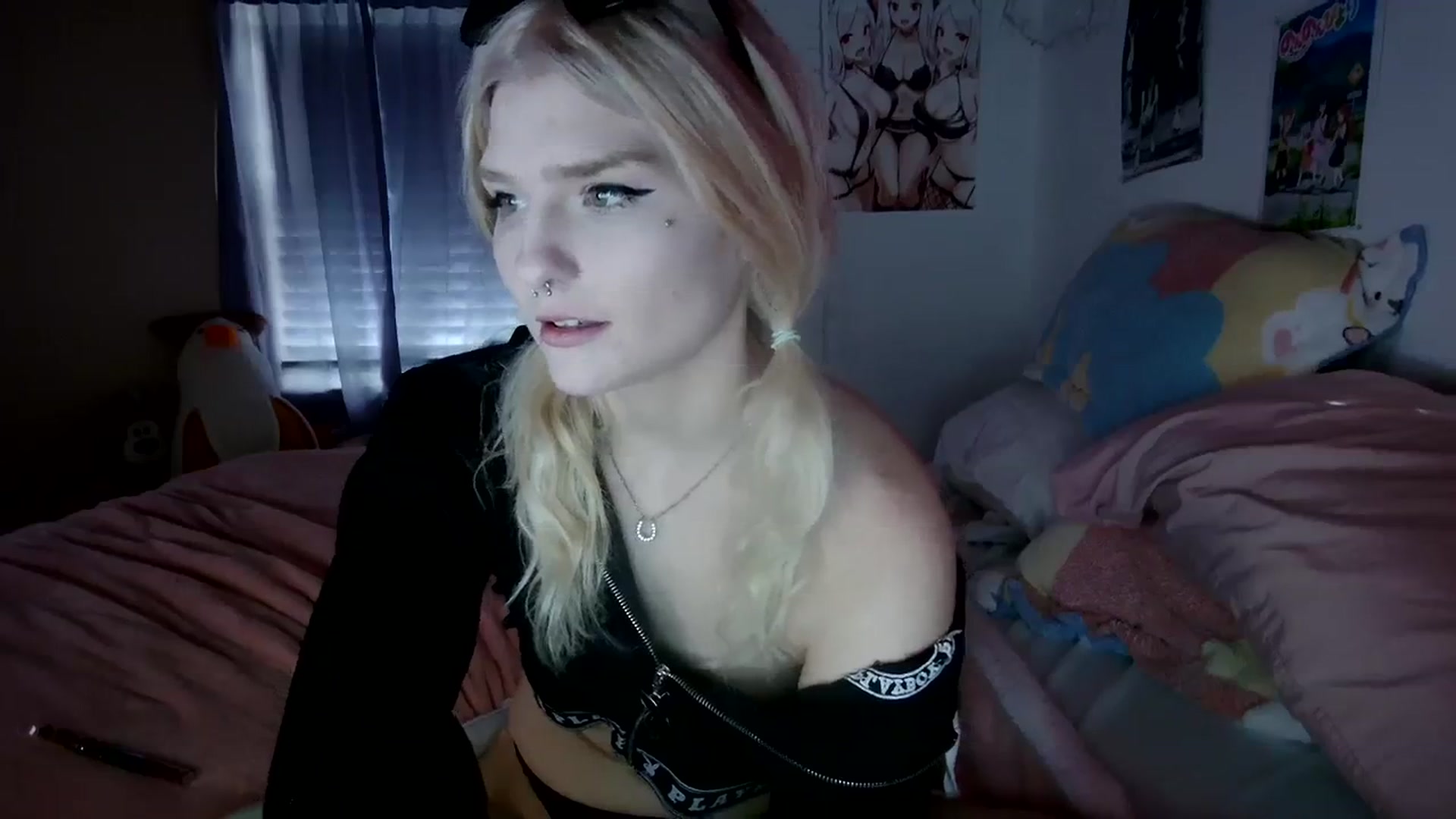 Gallery image thumbnail from DuckChan0's myfreecams stream on, 12/22/2023, 17:27 image 3 of 20
