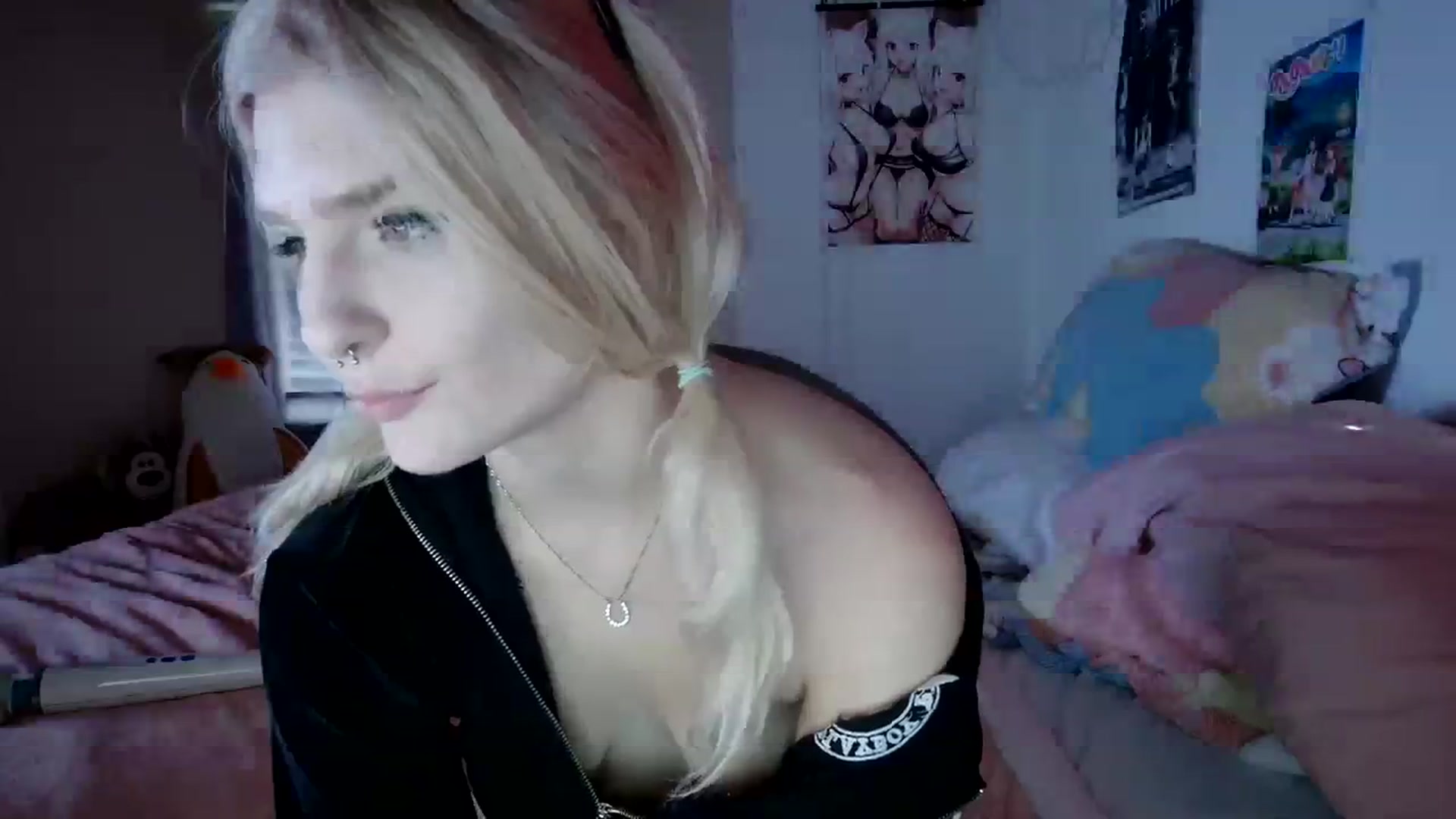 Gallery image thumbnail from DuckChan0's myfreecams stream on, 12/22/2023, 17:27 image 16 of 20