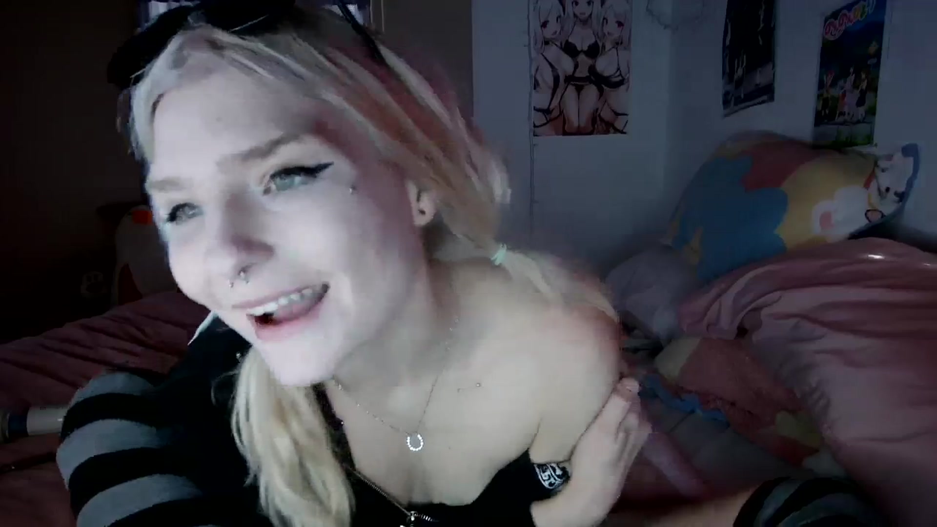 Gallery image thumbnail from DuckChan0's myfreecams stream on, 12/22/2023, 17:27 image 14 of 20