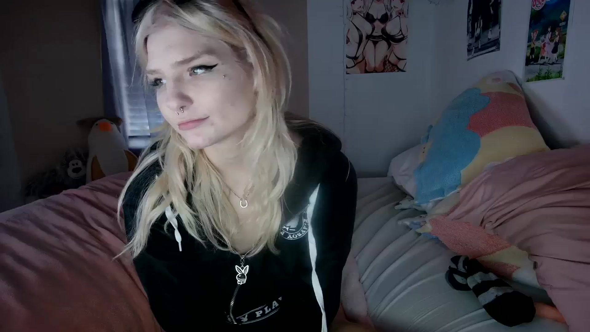 Gallery image thumbnail from DuckChan0's myfreecams stream on, 12/22/2023, 18:47 image 18 of 20