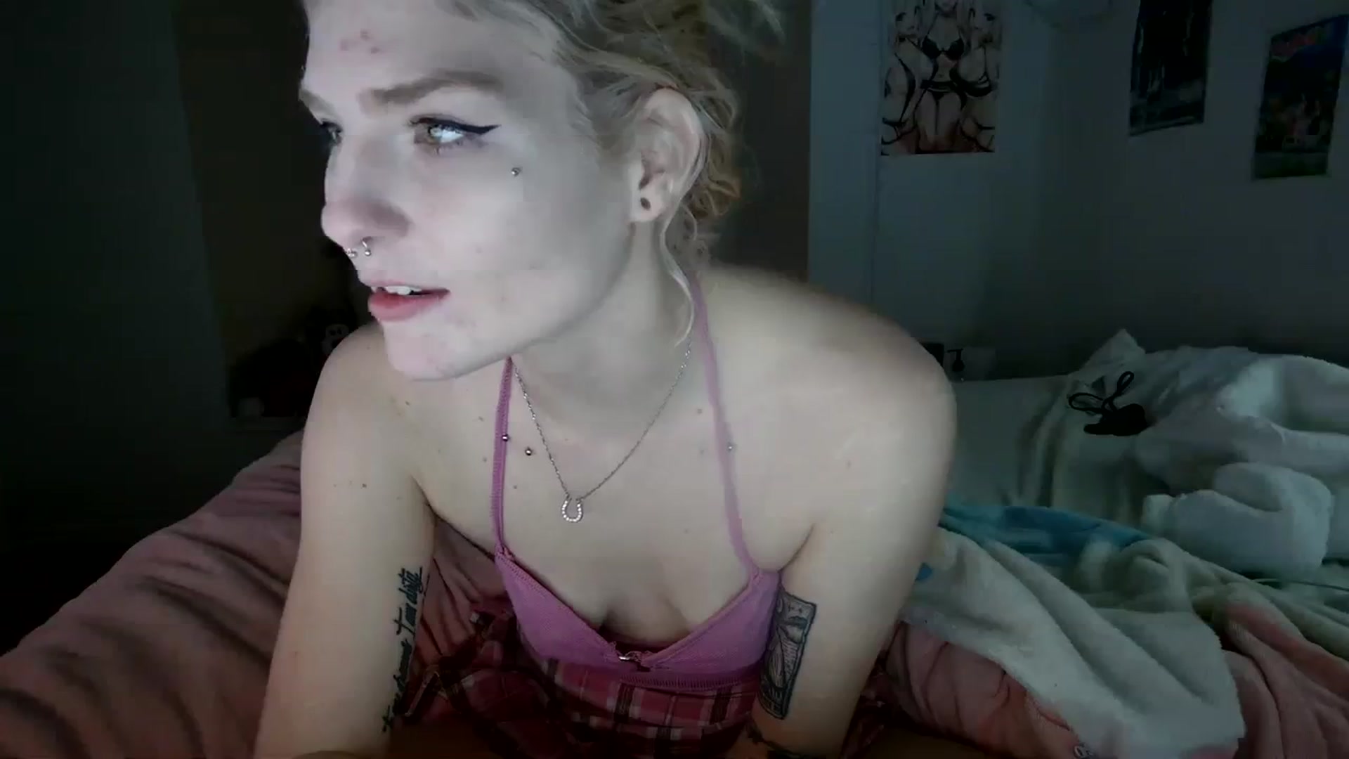 Gallery image thumbnail from DuckChan0's myfreecams stream on, 12/26/2023, 18:03 image 16 of 20