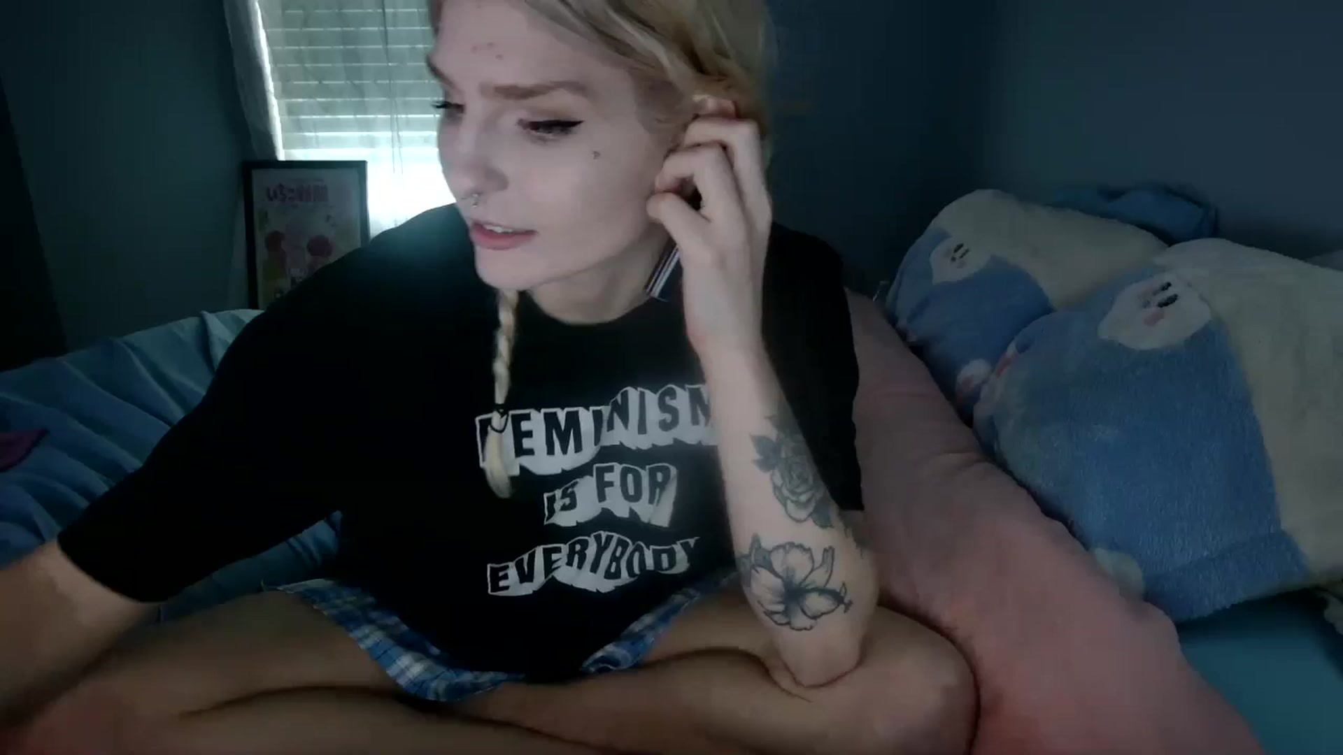 Gallery image thumbnail from DuckChan0's myfreecams stream on, 12/28/2023, 17:59 image 6 of 20