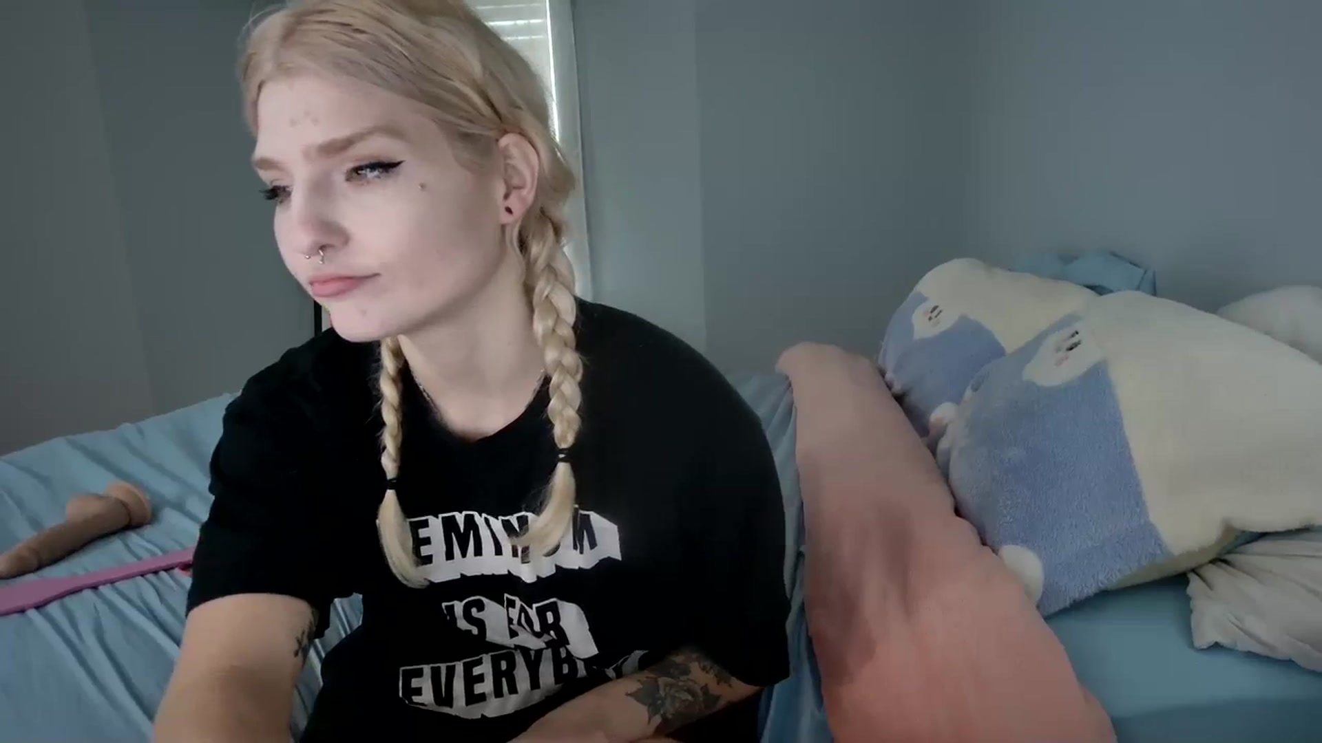 Gallery image thumbnail from DuckChan0's myfreecams stream on, 12/28/2023, 17:59 image 3 of 20