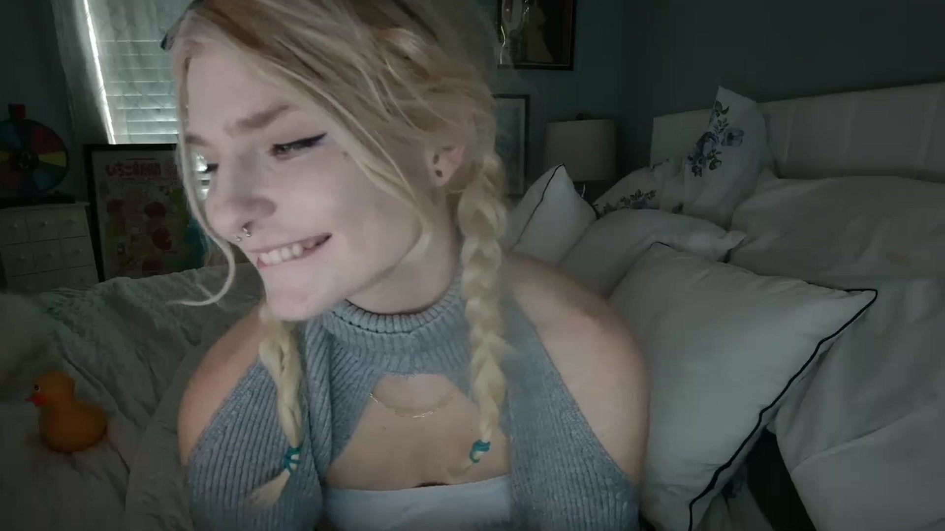 Gallery image thumbnail from DuckChan0's myfreecams stream on, 01/19/2024, 18:23 image 15 of 20