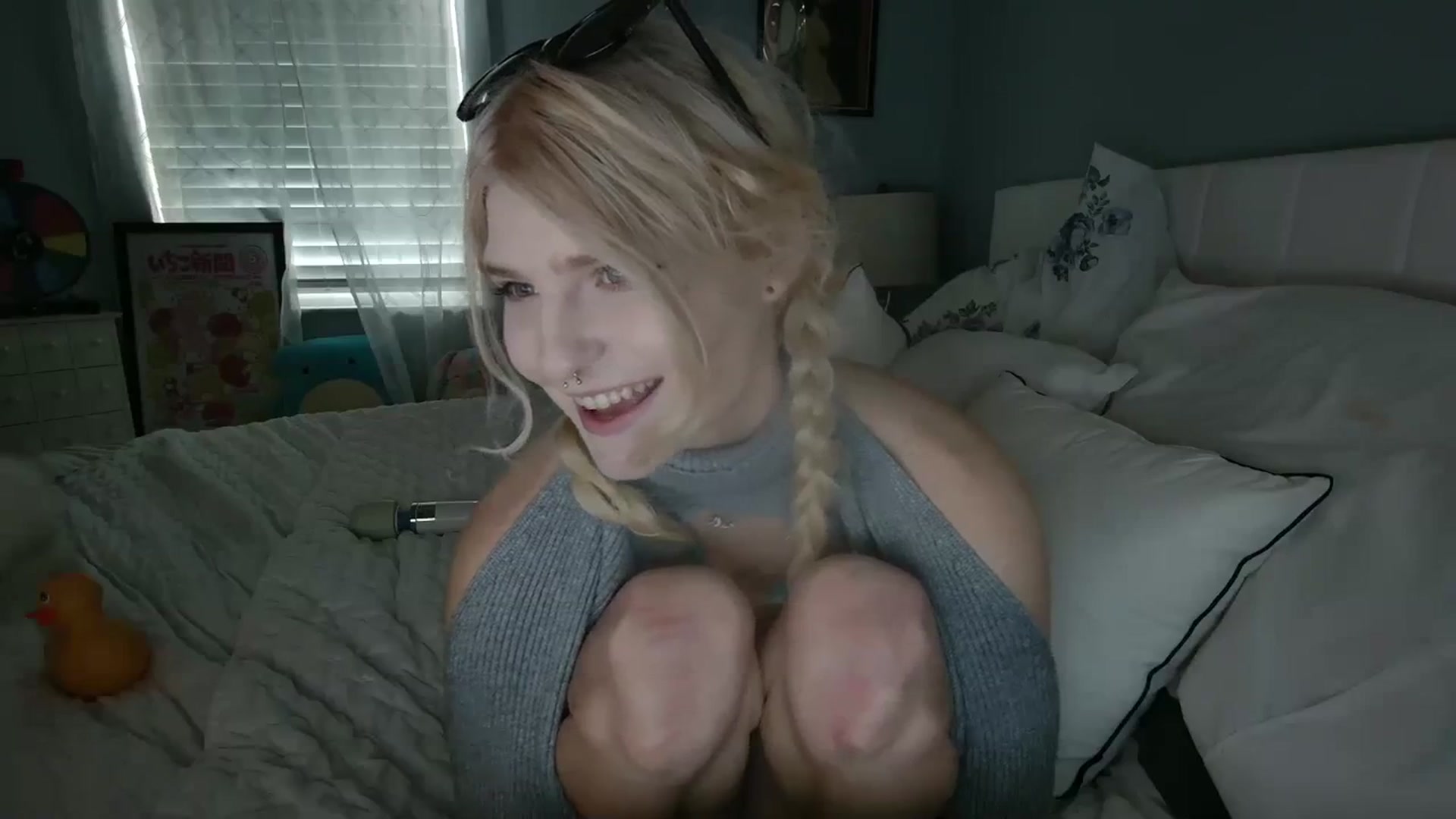 Gallery image thumbnail from DuckChan0's myfreecams stream on, 01/19/2024, 18:23 image 16 of 20