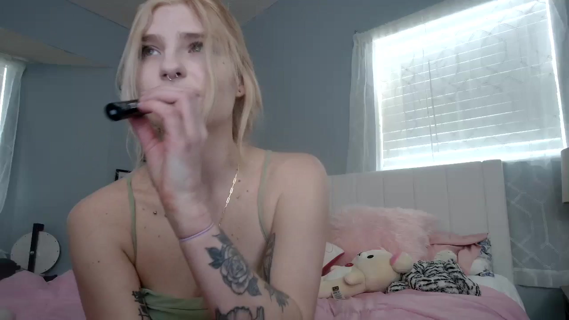 Gallery image thumbnail from DuckChan0's myfreecams stream on, 02/17/2024, 18:20 image 18 of 20