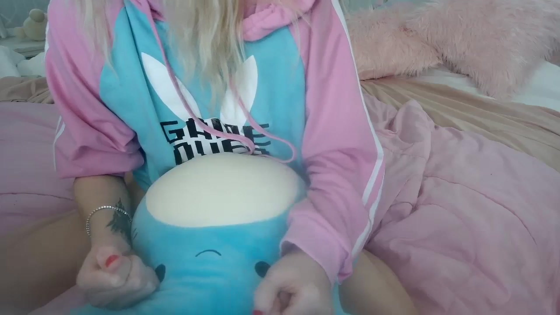 Gallery image thumbnail from DuckChan0's myfreecams stream on, 02/19/2024, 17:15 image 12 of 20