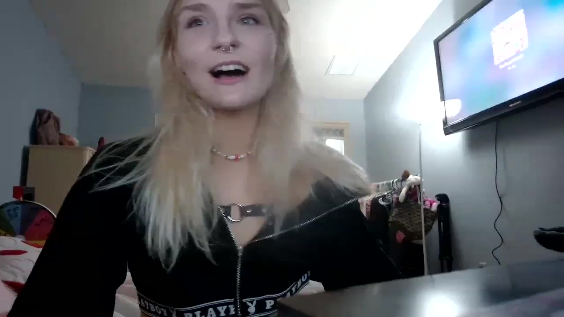 Gallery image thumbnail from DuckChan0's myfreecams stream on, 03/03/2024, 24:22 image 5 of 20